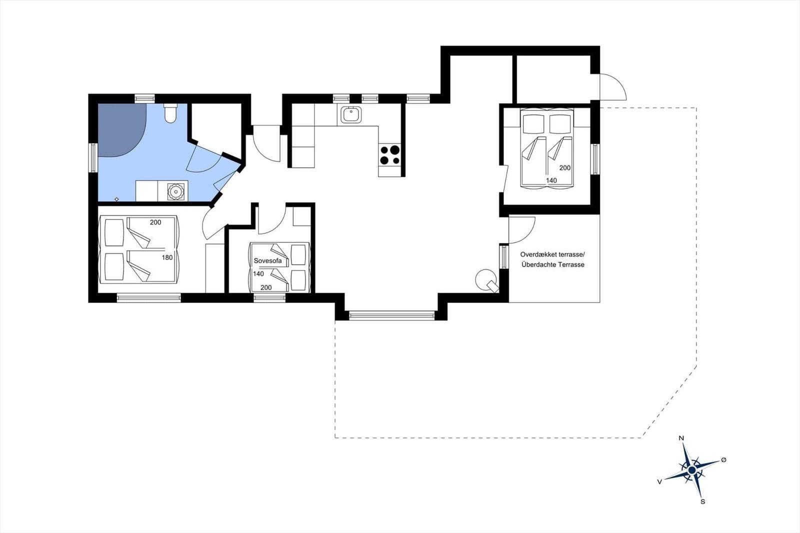Wohnung mit zwei Schlafzimmern, Küche und überdachter Terrasse.