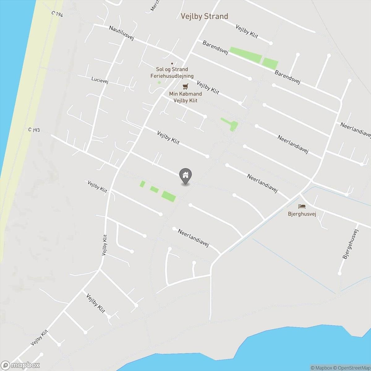 Karte zeigt Standort in Vejlby Strand mit Straßen und Strandnähe.