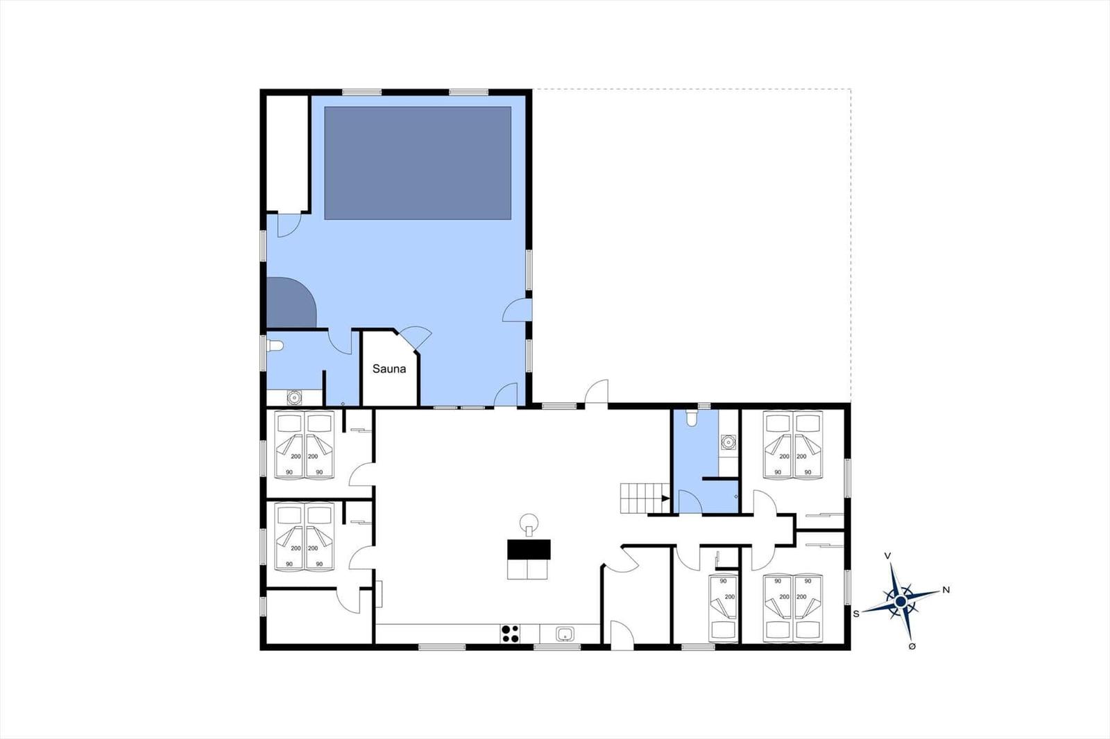 Dieses Haus hat eine Sauna, Küche und mehrere Schlafzimmer mit Betten.