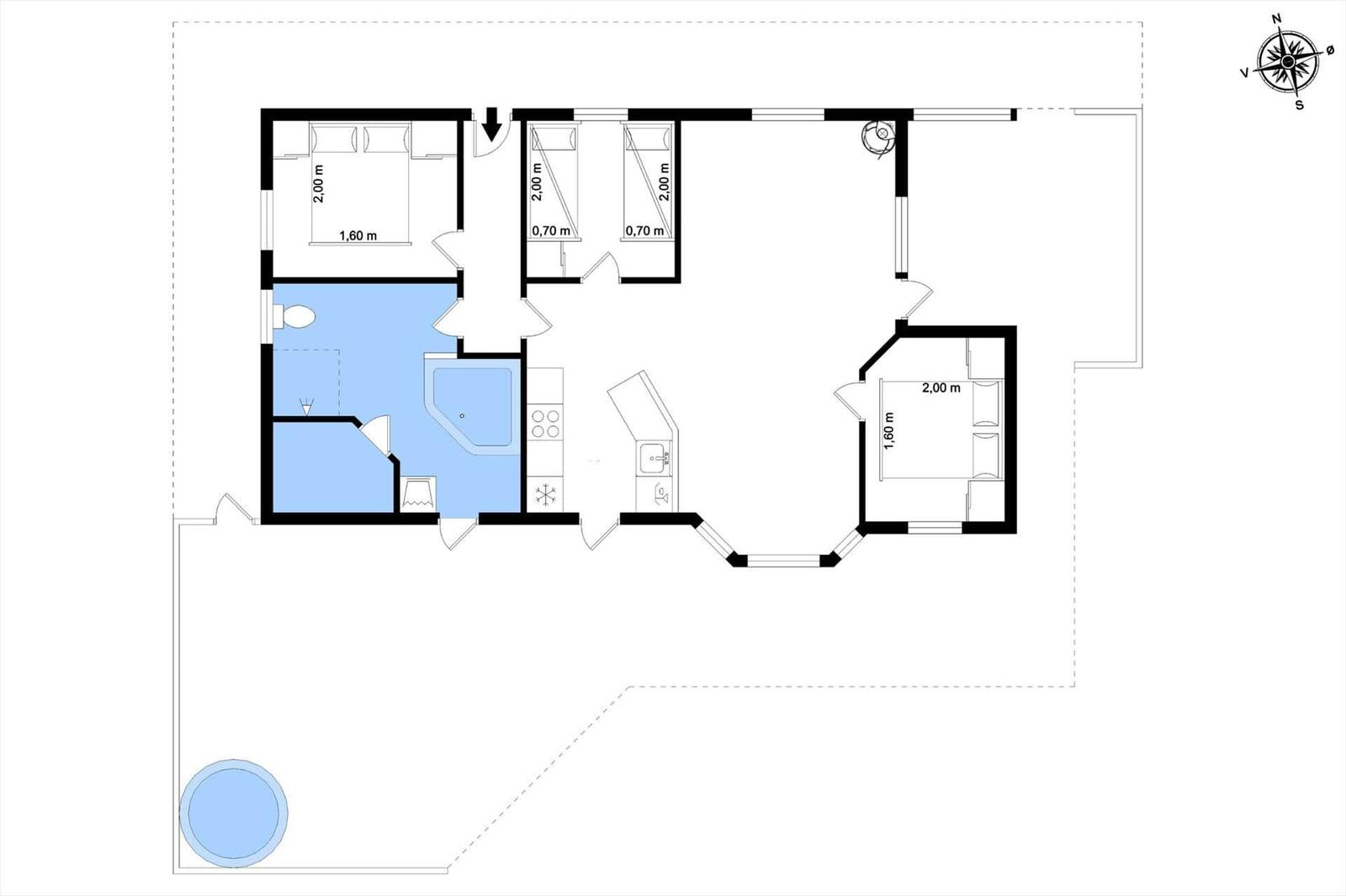 Wohnung mit Küche, Bad, Schlafzimmer und Terrasse. Flur mit Eingang.