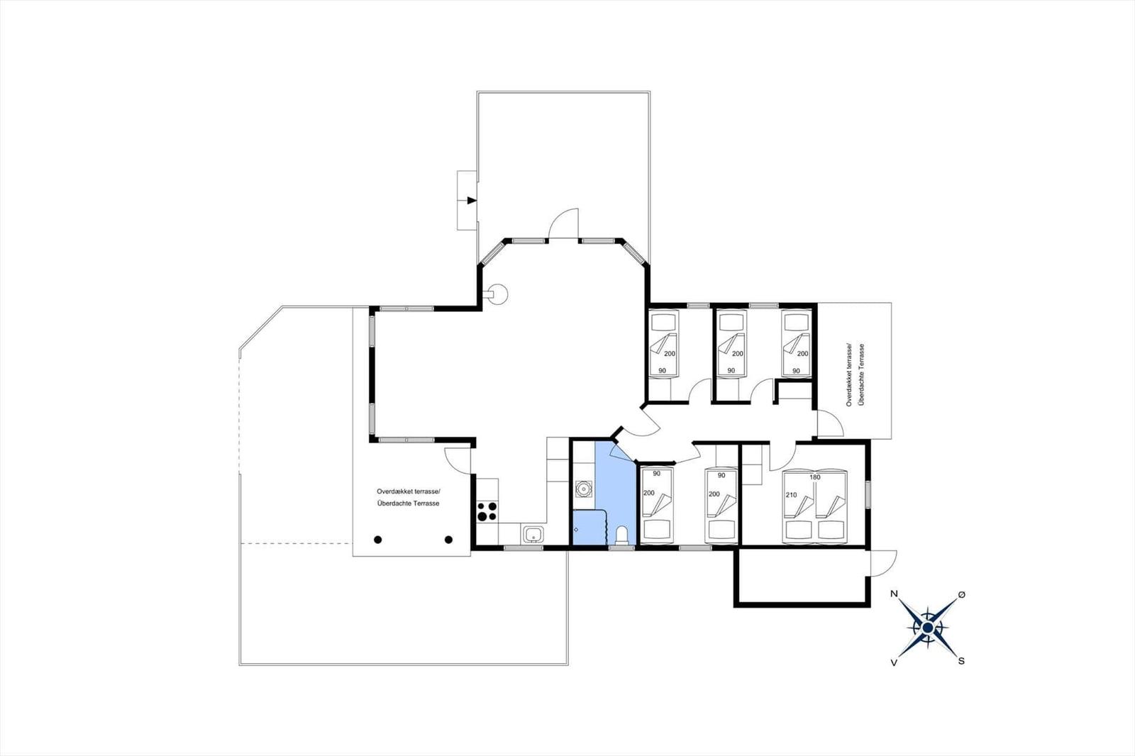 Funktionaler Grundriss mit drei Schlafzimmern, Küche und überdachter Terrasse.