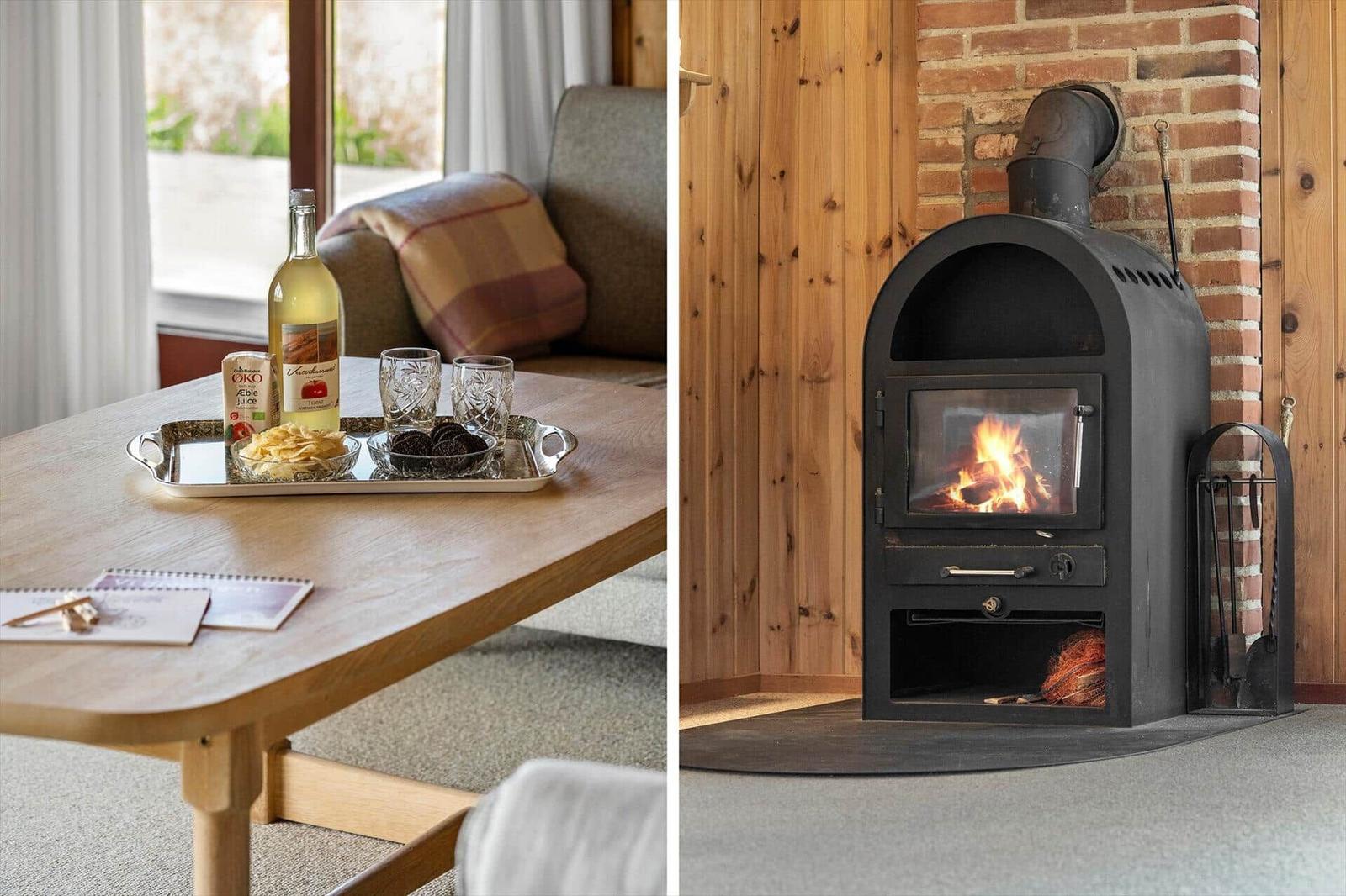 Tisch mit Getränken und Snacks. Kamin mit brennendem Feuer.
