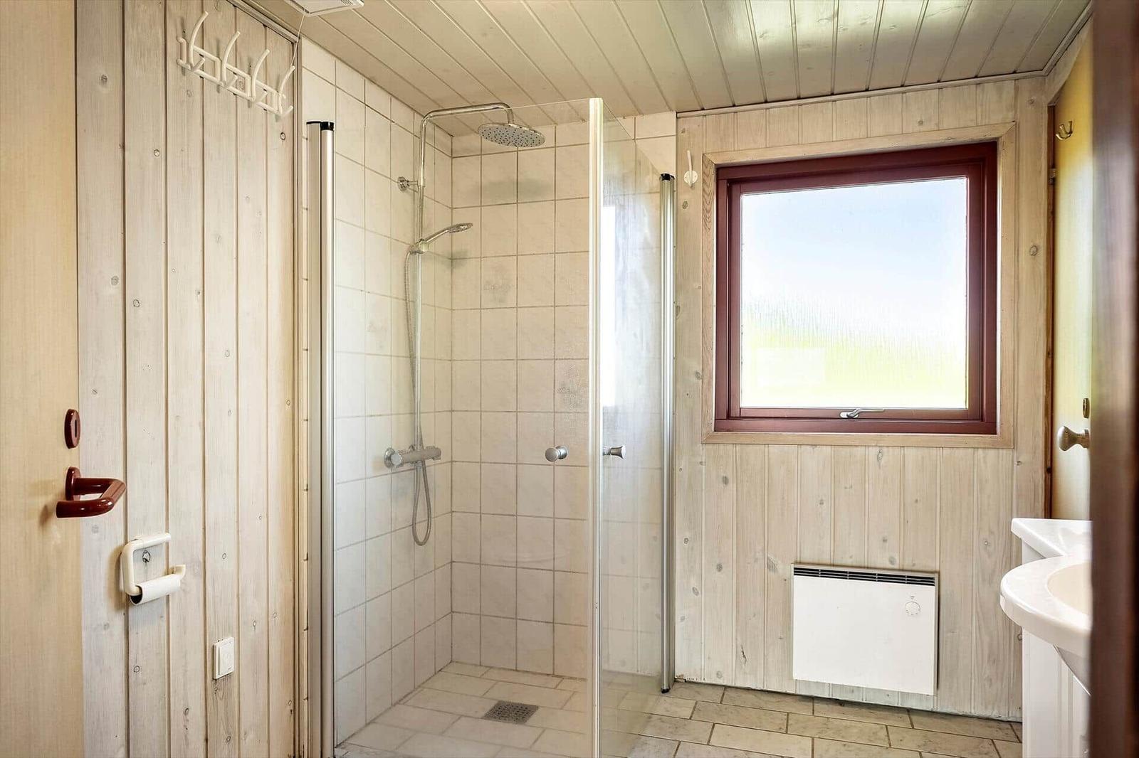 Bad mit Dusche, Fenster und Waschbecken