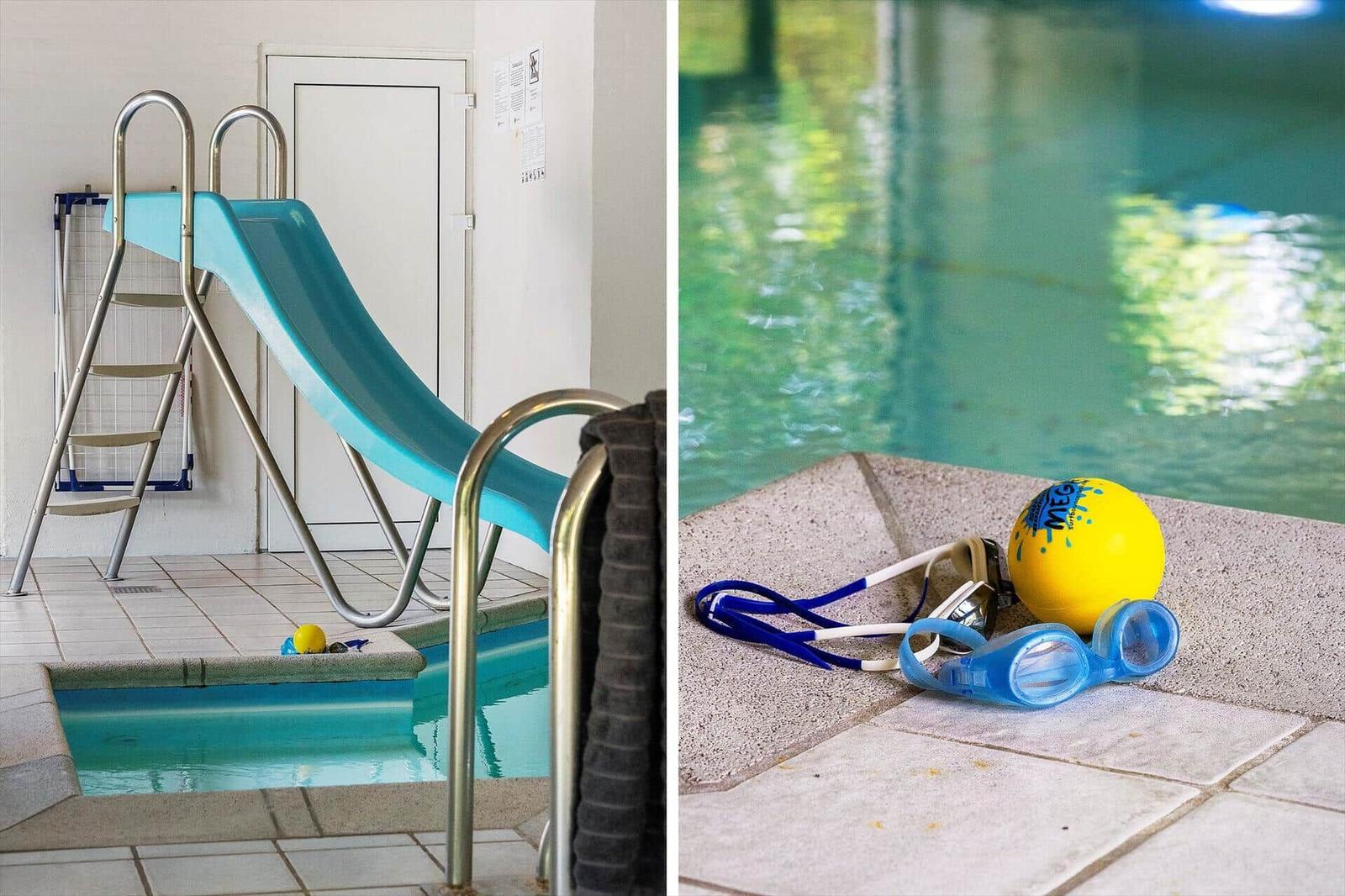Indoorpool mit Rutsche und Schwimmzubehör an der Kante