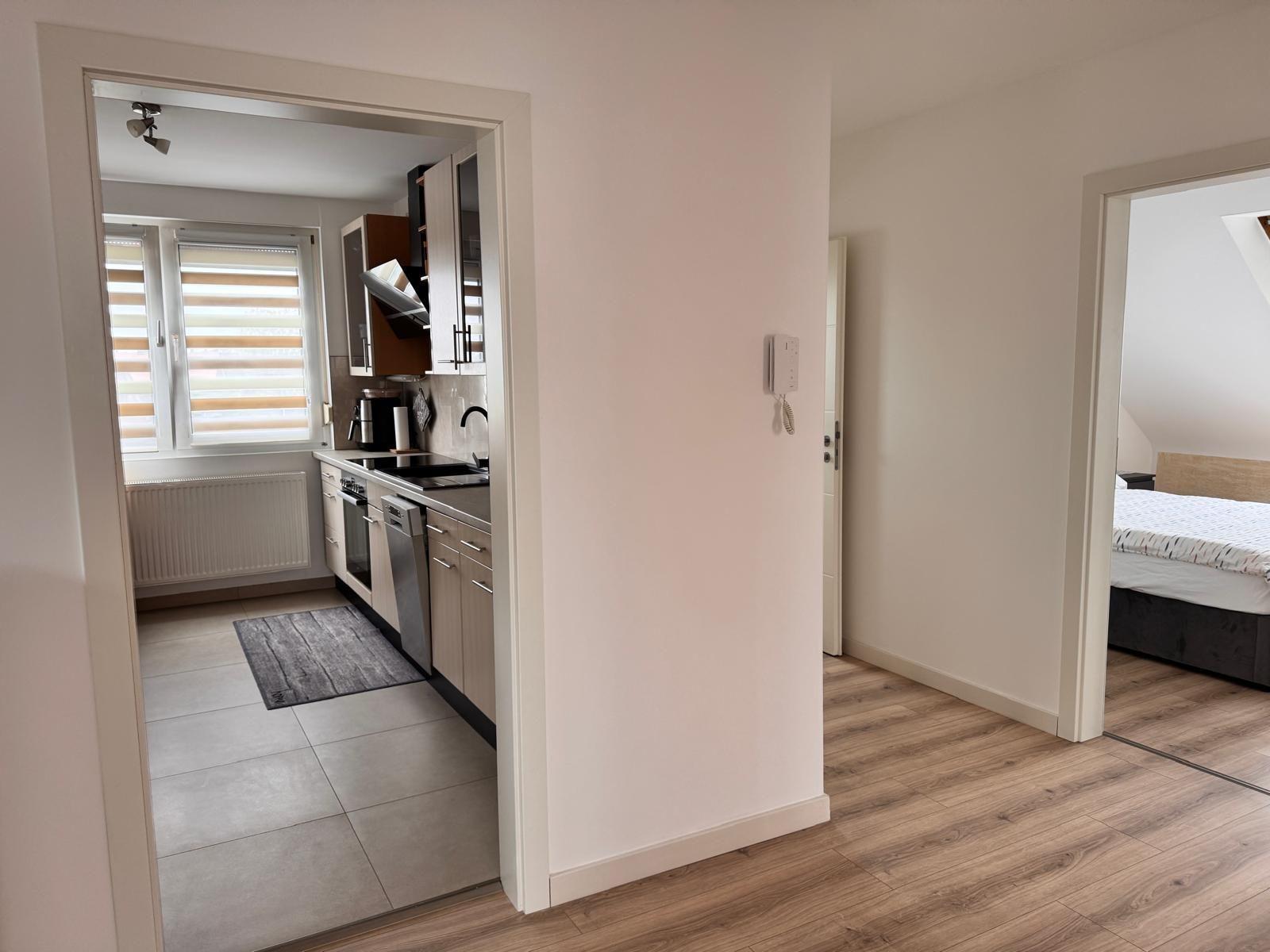 Küche mit Fenster und Schlafzimmer mit Bett sichtbar