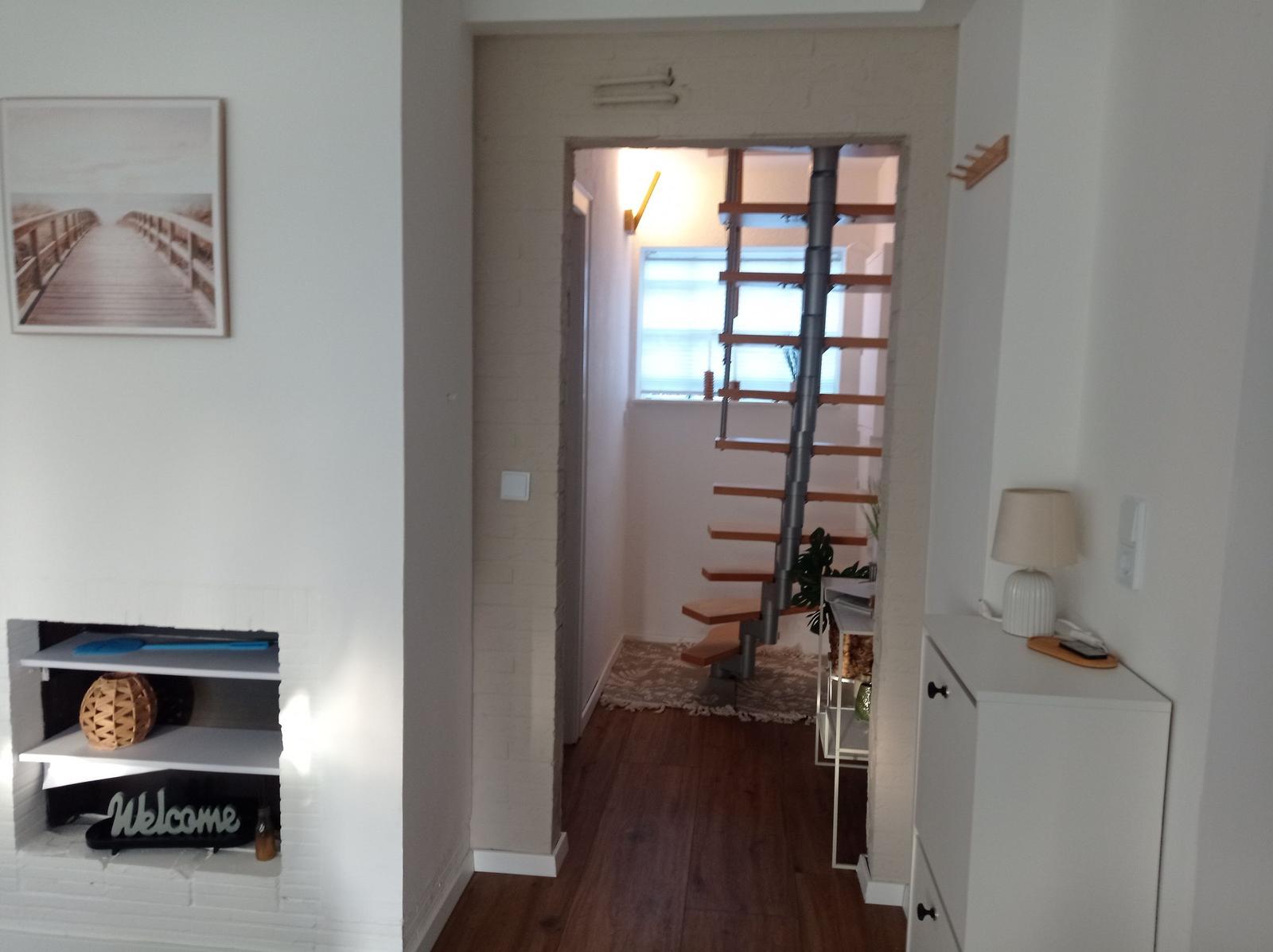 Eingangsbereich mit Treppe und dekorativen Elementen
