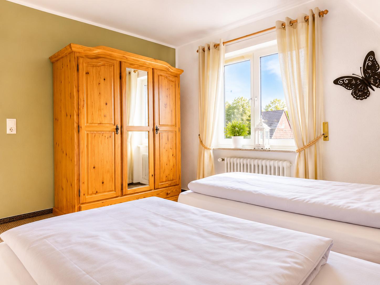 Elternschlafzimmer mit Schrank...