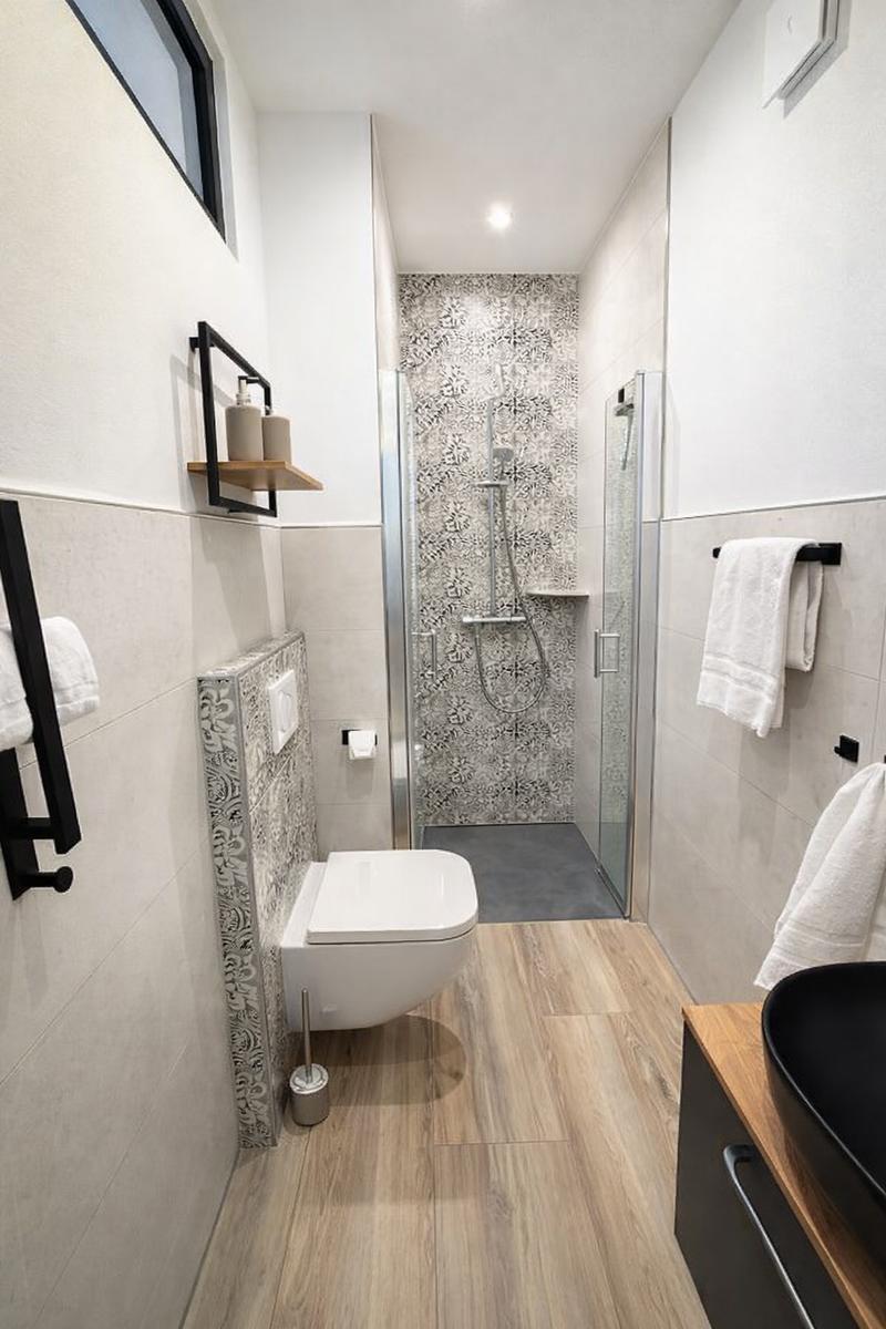 Badezimmer mit Dusche und Toilette...