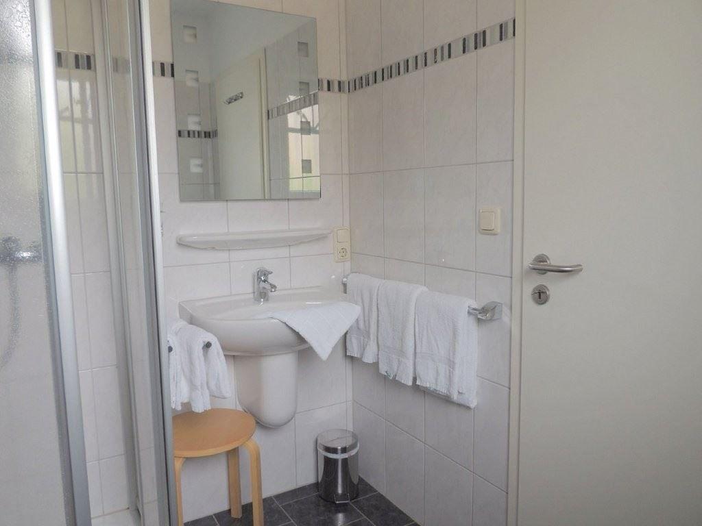 Badezimmer mit Dusche unten...
