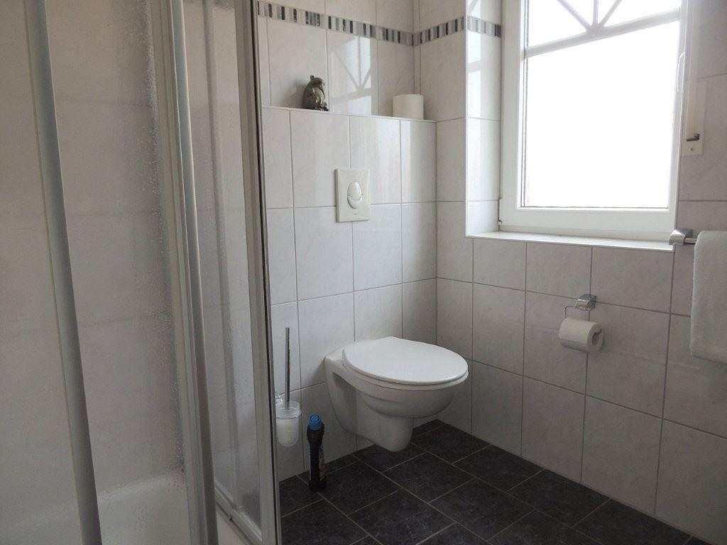 Badezimmer mit Dusche oben...