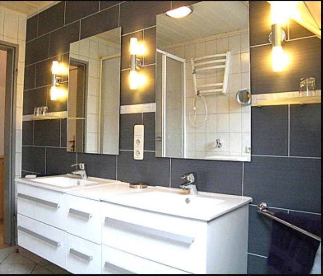 Badezimmer mit Doppelwaschbecken, Spiegeln und Heizkörper