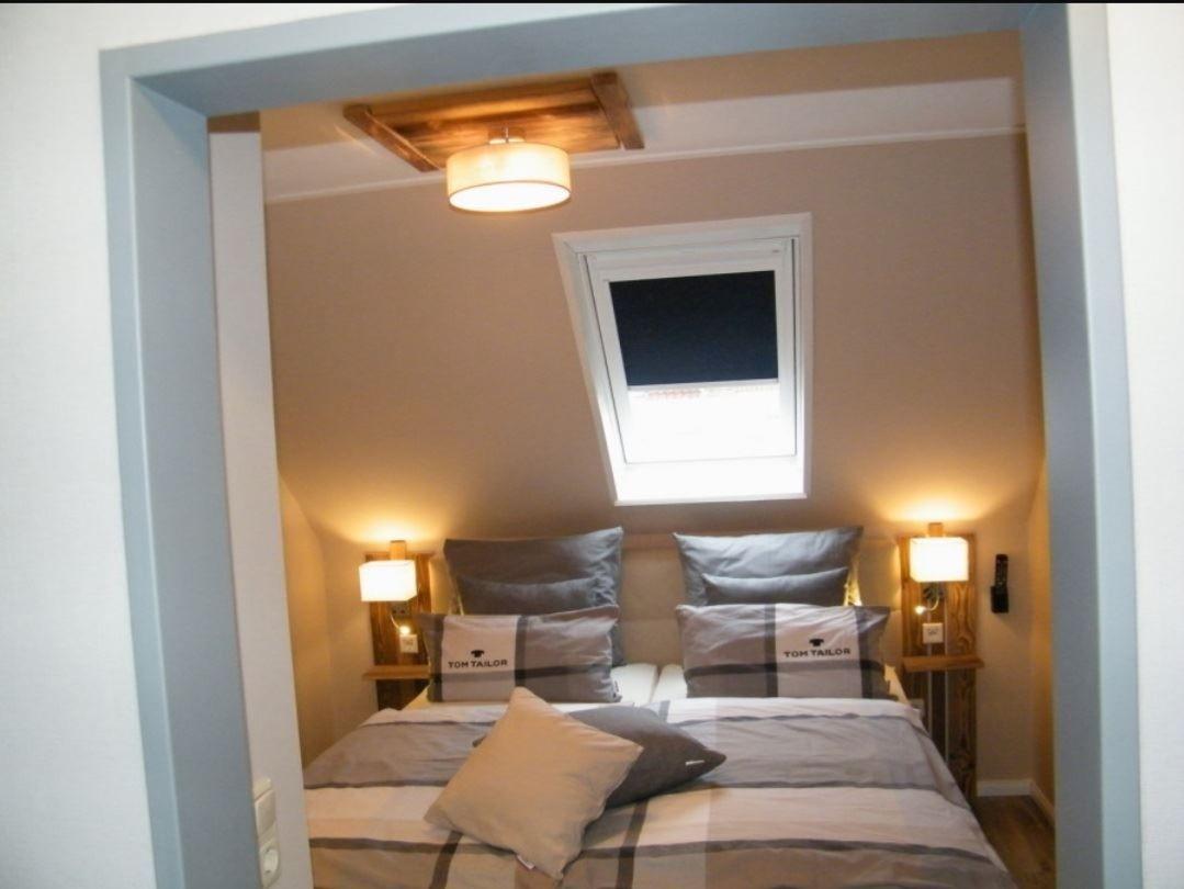 Schlafzimmer mit Dachschrägen, Doppelschlaufe und Dachfenster.