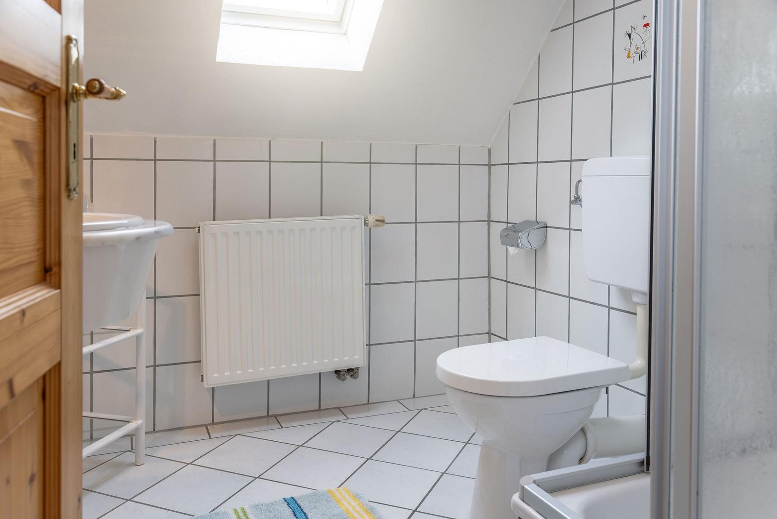 Badezimmer mit Dusche ...
