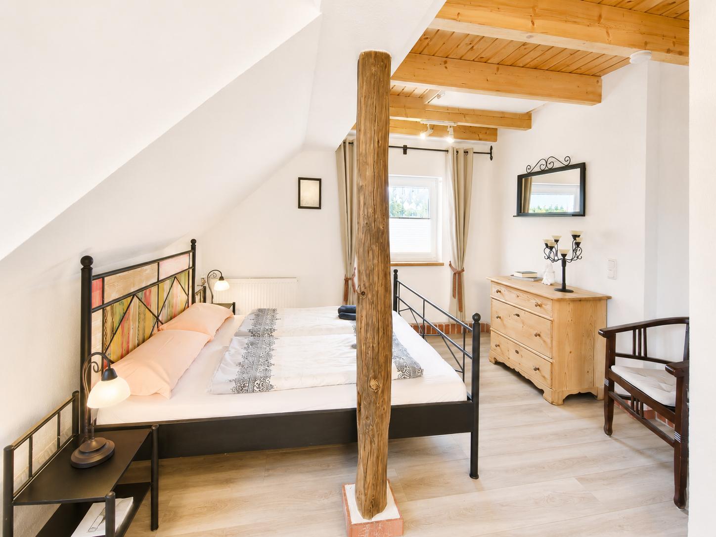 Elternschlafzimmer mit Balken in Sicht...