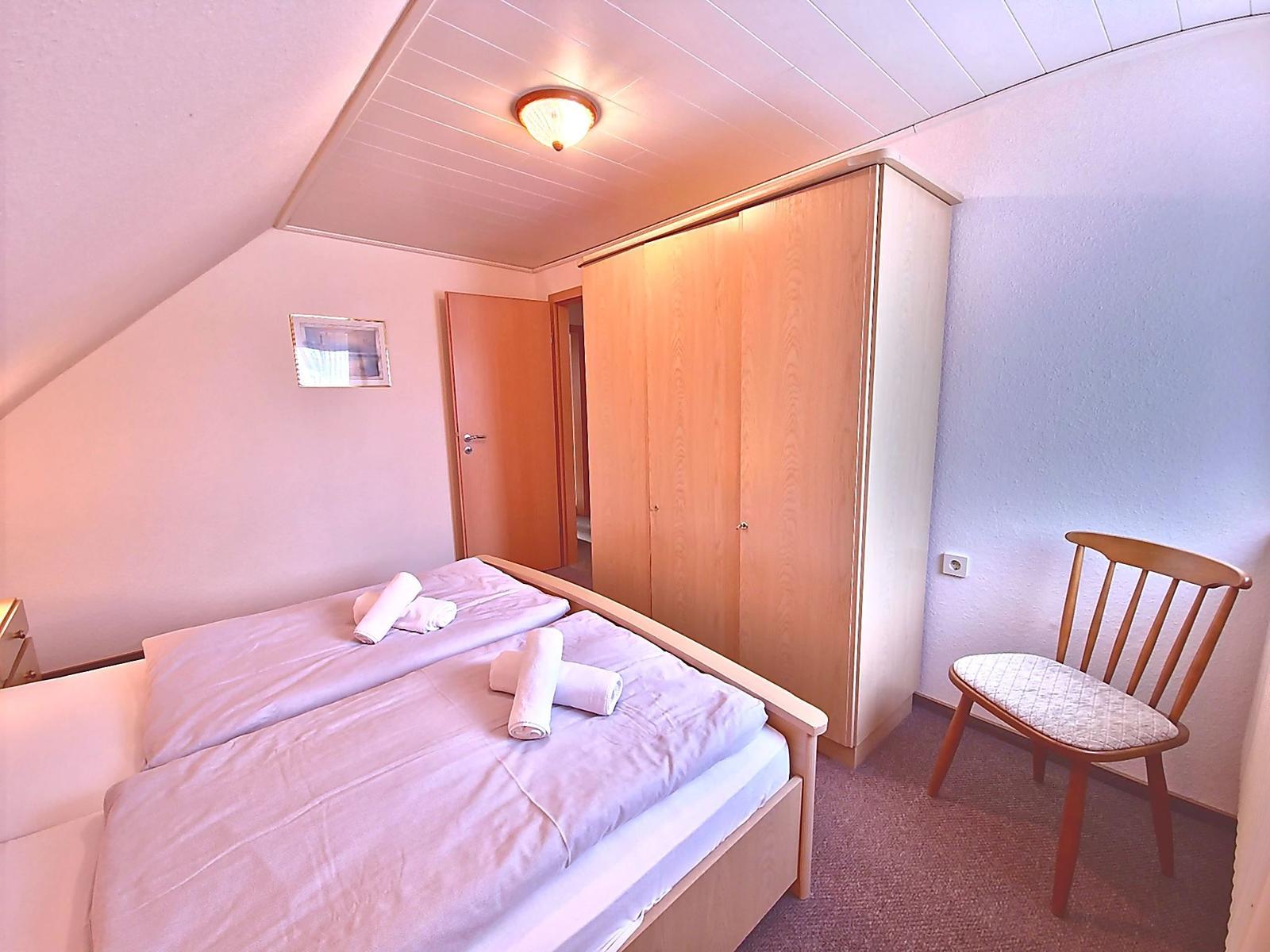 Elternschlafzimmer mit Schrank ...