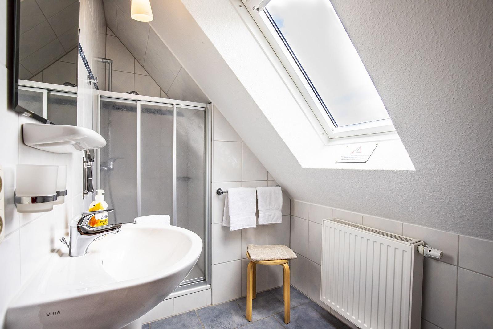 Badezimmer oben mit Dusche...