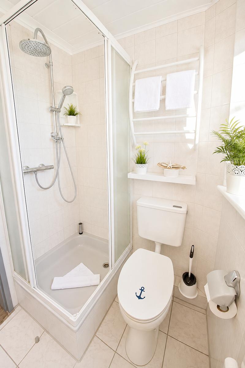 Toilette und Dusche...