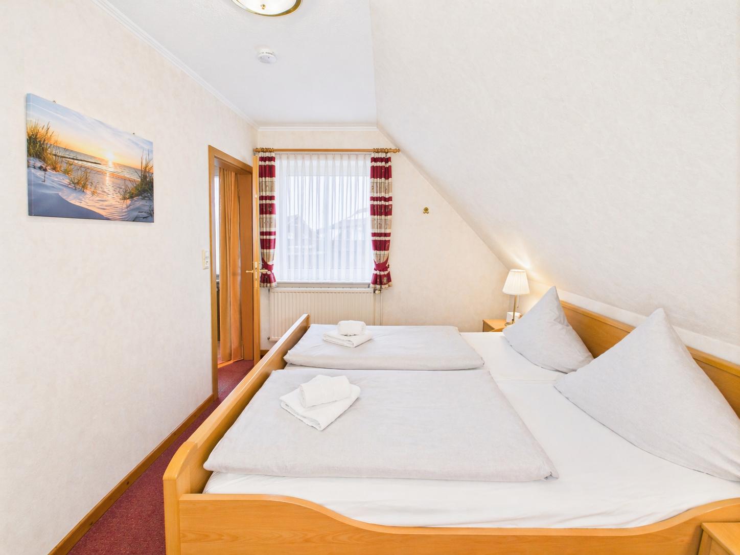 Schlafzimmer mit Fenster...