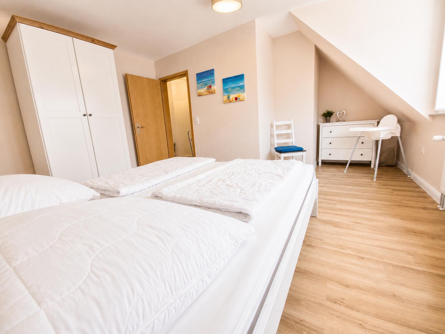 Schlafzimmer 1 mit Kommode...