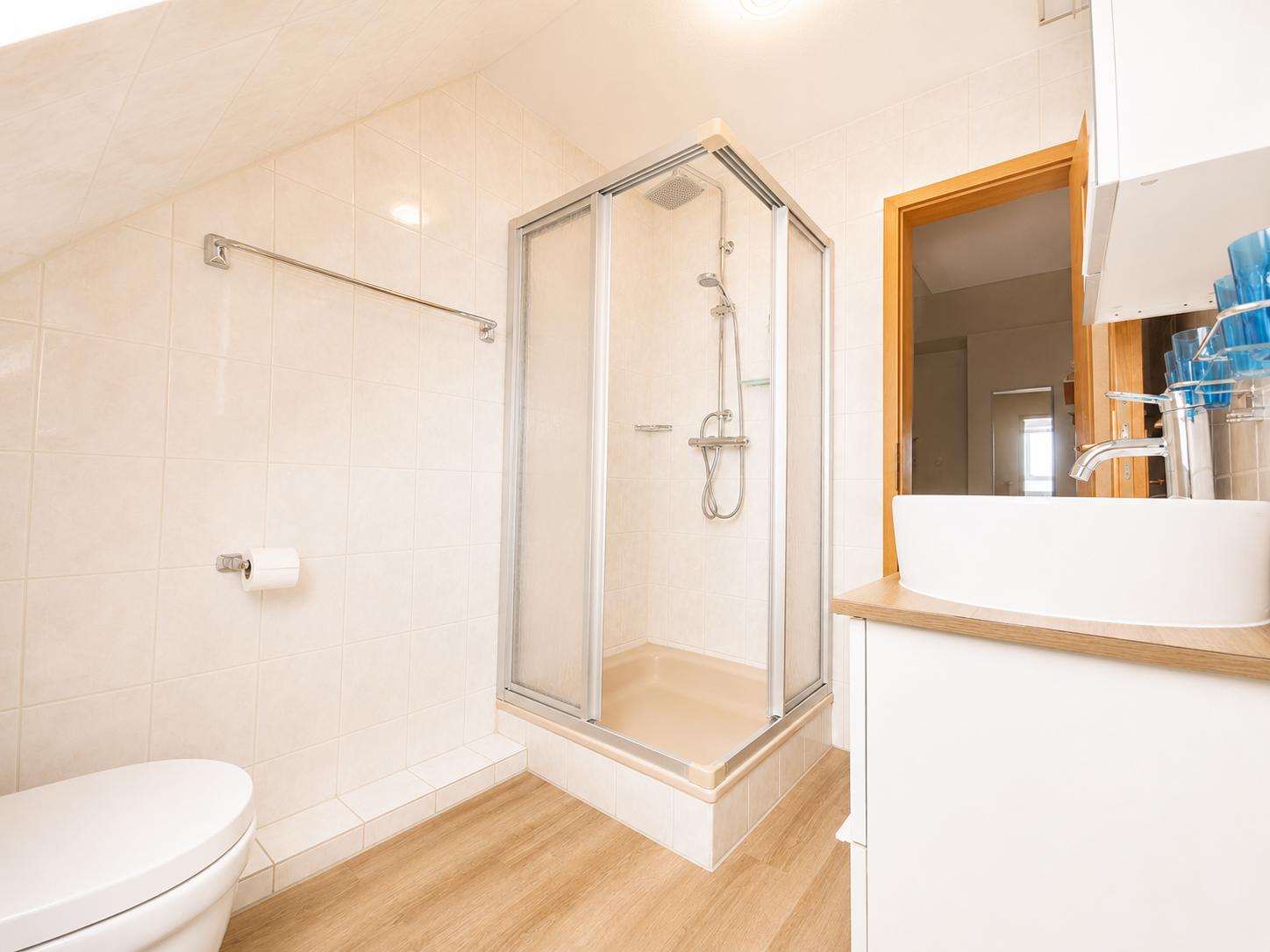 Badezimmer oben mit Dusche...