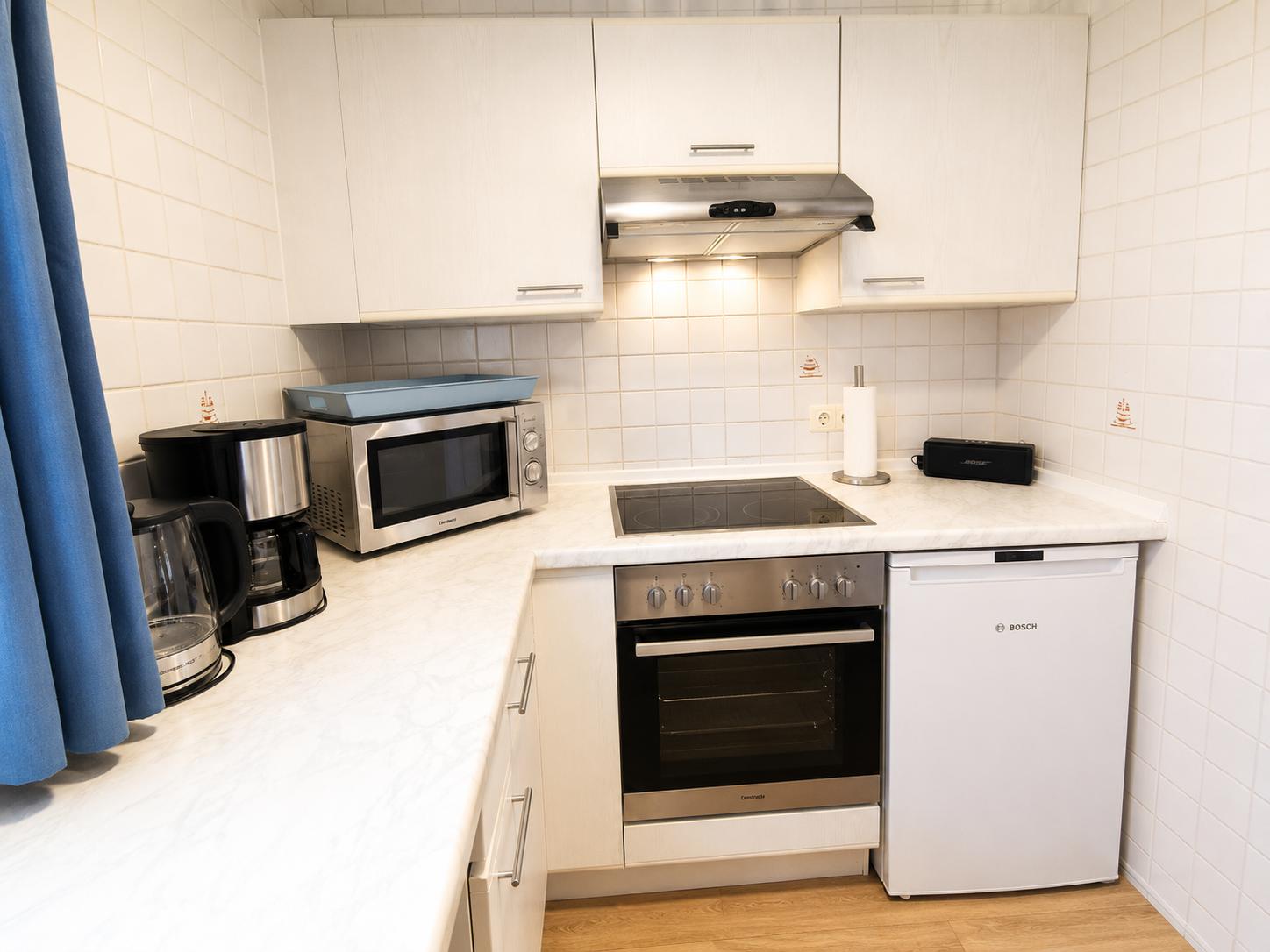 Küche mit Backofen und Kühlschrank...