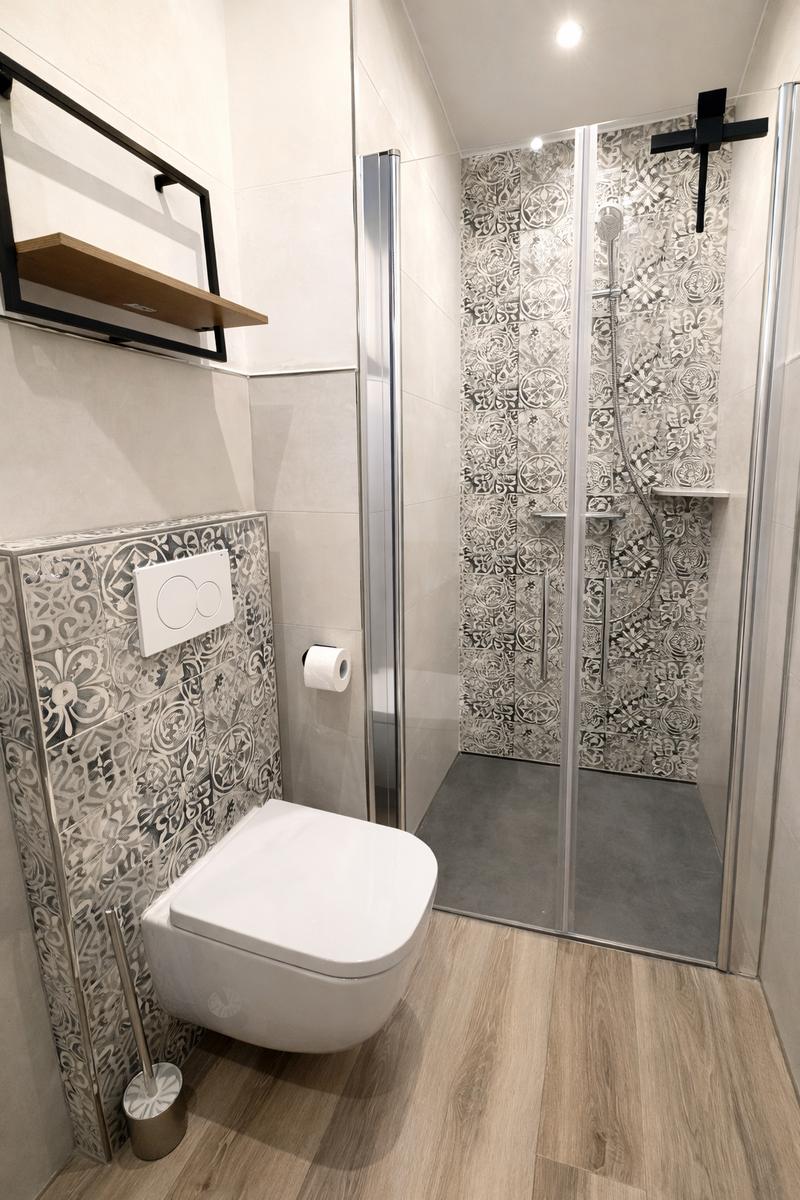 Badezimmer mit Dusche und Toilette...