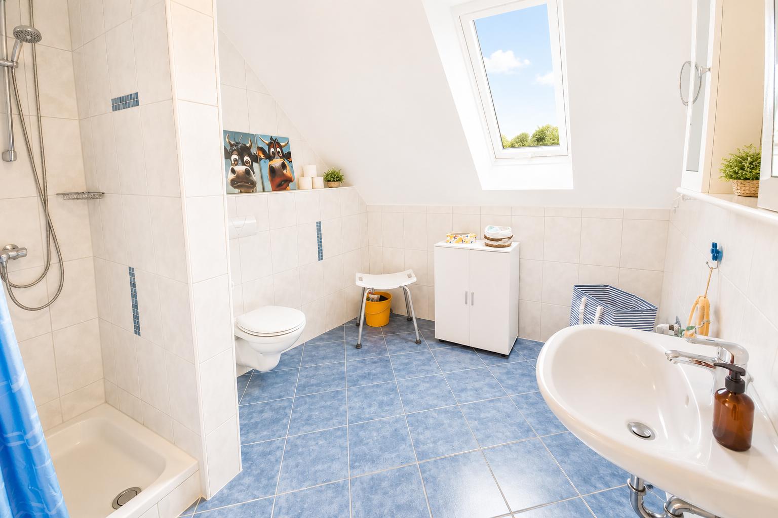 Badezimmer mit Dusche und Toilette...