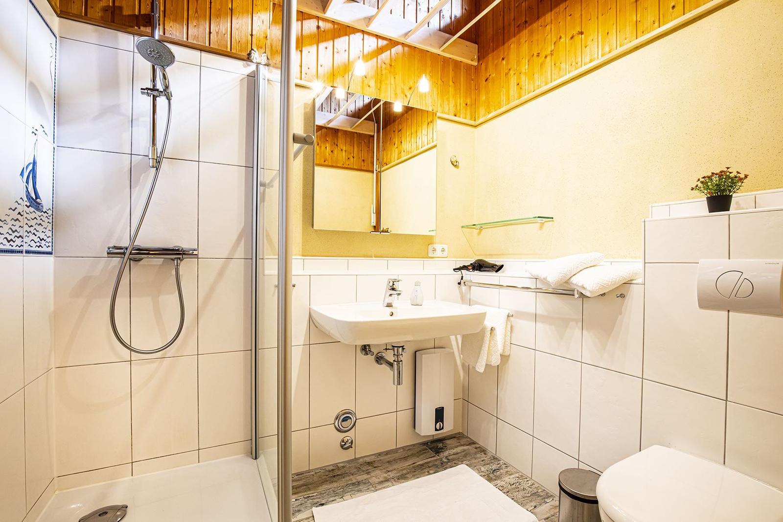 Badezimmer mit Dusche und Toilette...
