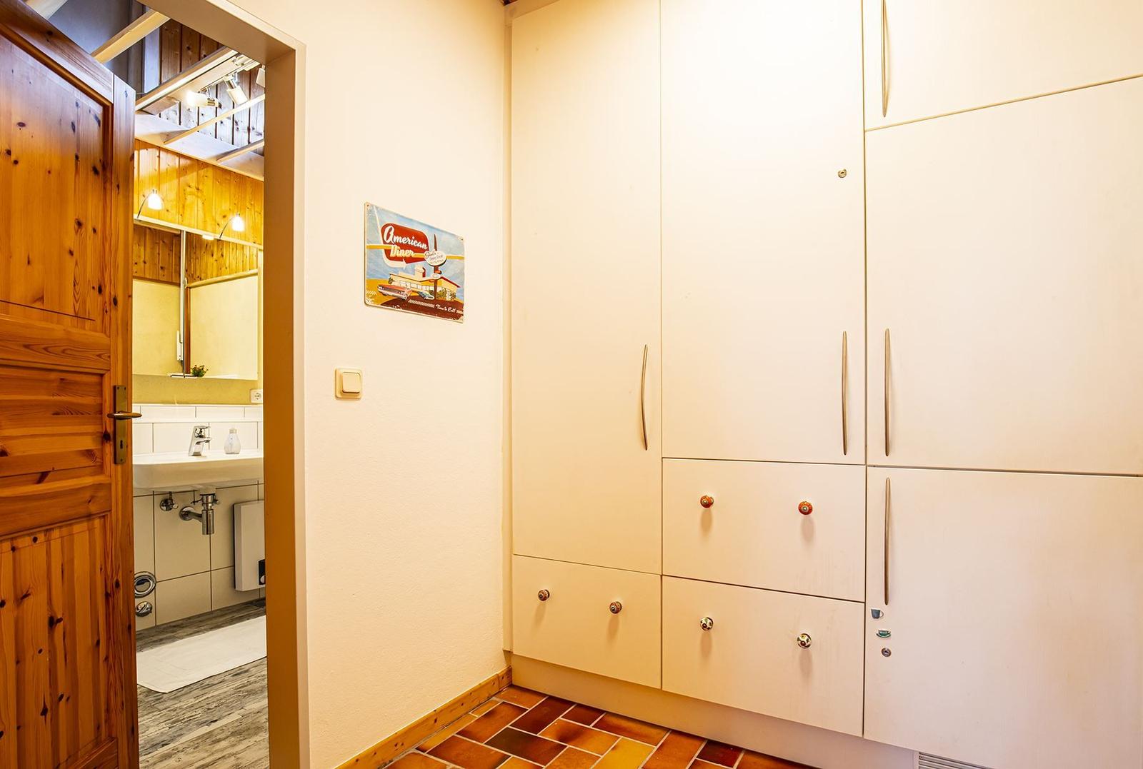 Hauswirtschaftsraum mit Kühlschrank und Vorratsschränke ...