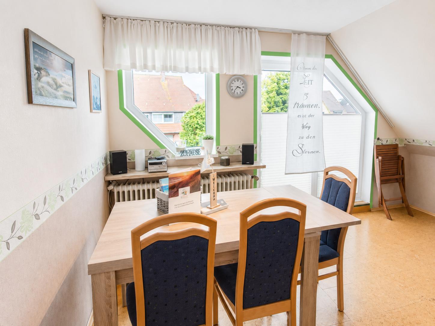 Essbereich in der Küche mit Zugang zum Balkon...