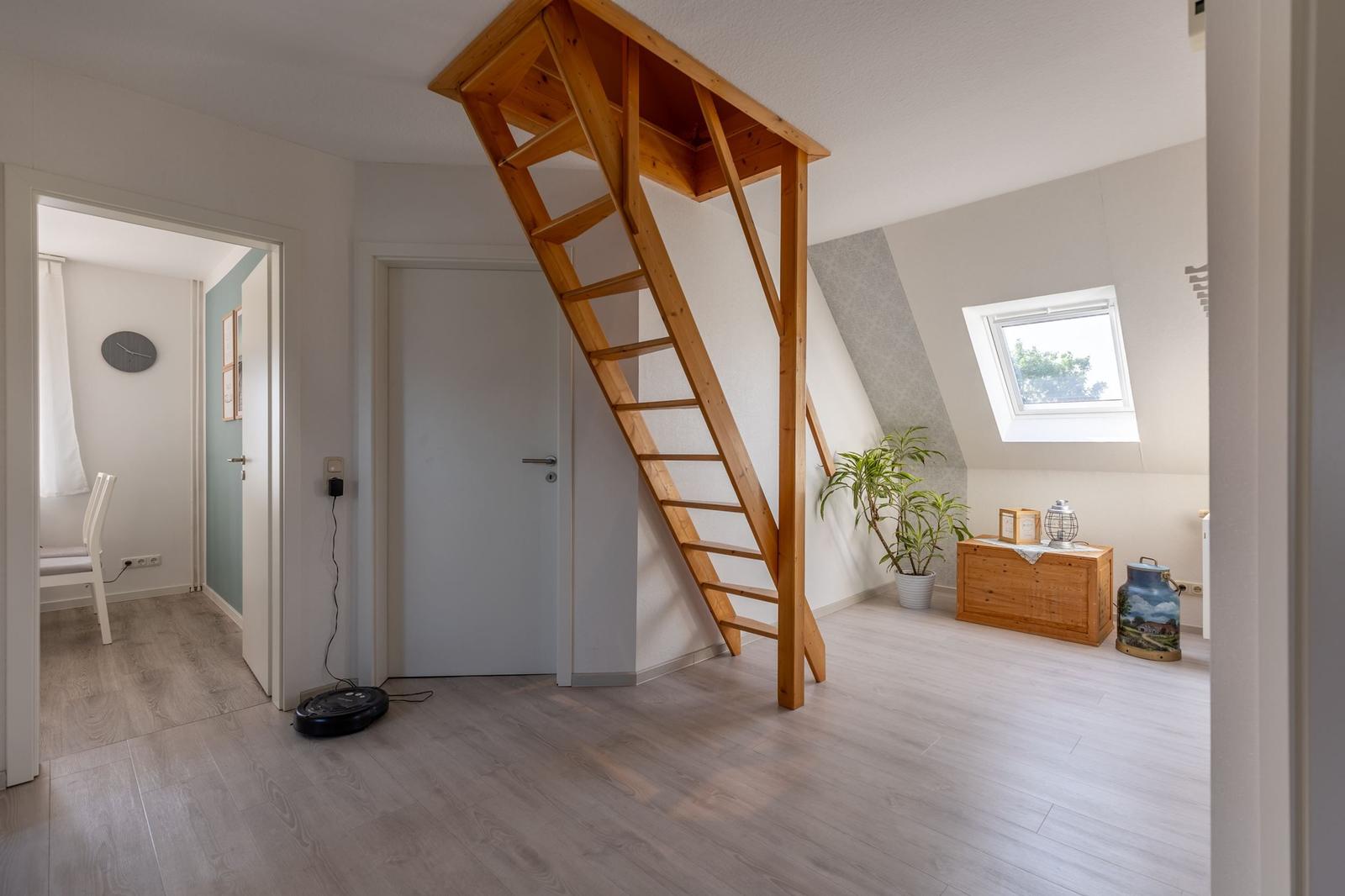 Haus mit Holztreppe zur Dachschräge, Fenster und Pflanzen