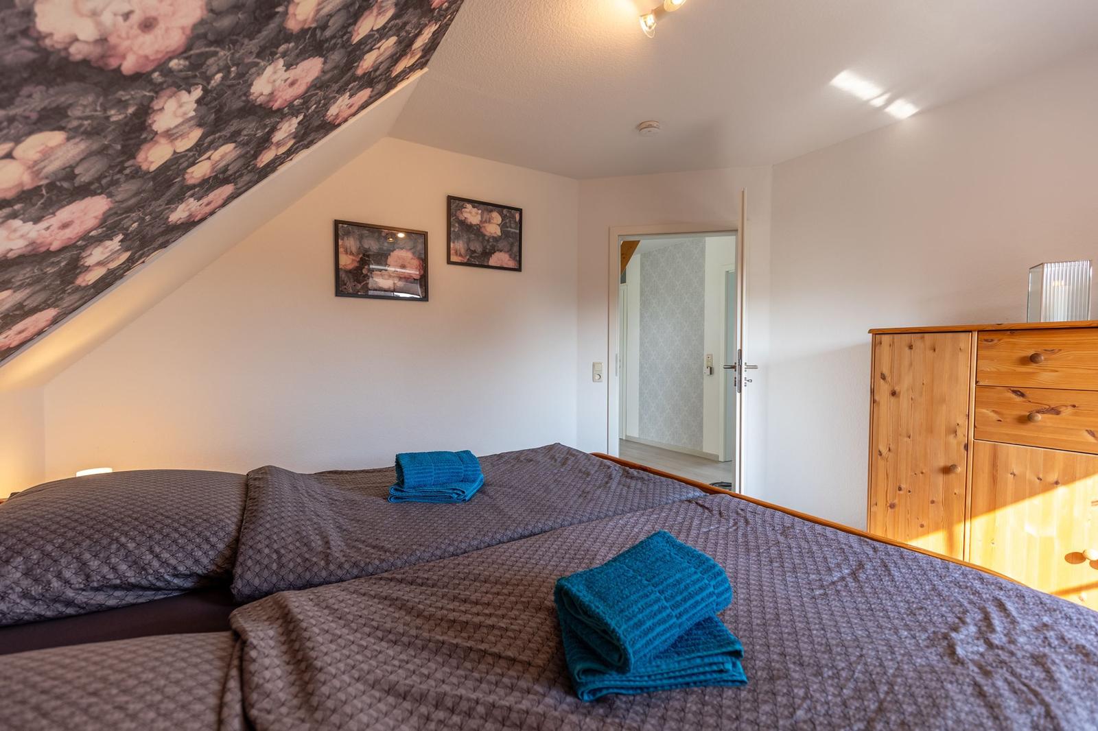 Elternschlafzimmer mit Schrank...