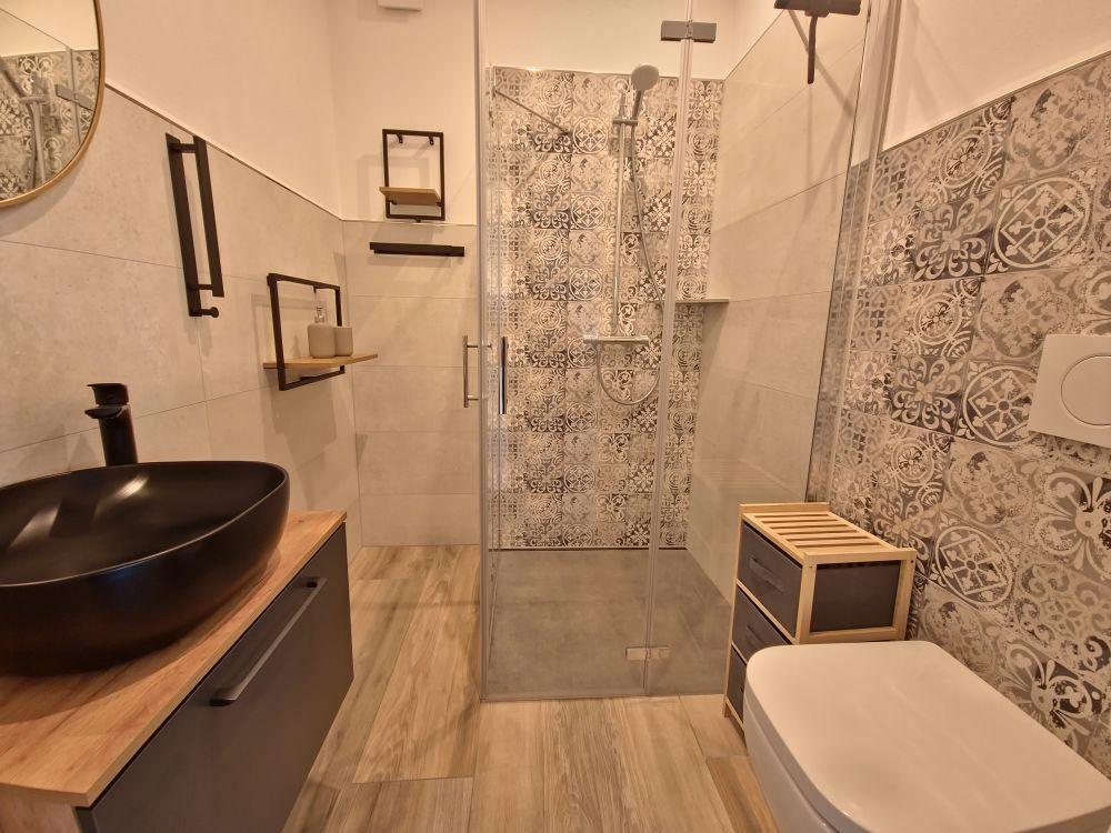 Badezimmer mit Dusche und Toilette...