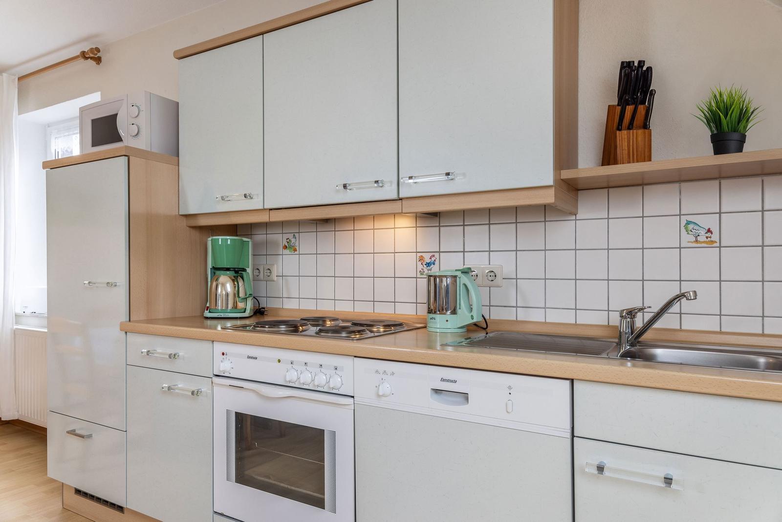 Küche mit Backofen und Geschirrspülmaschine...