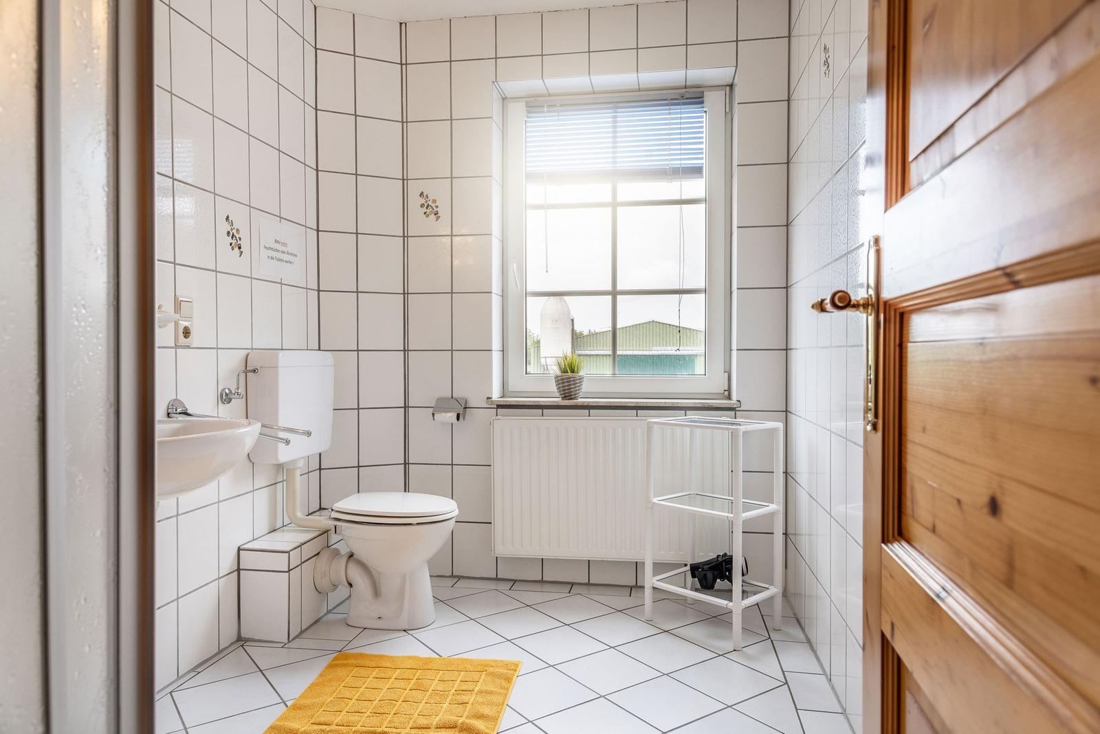 Badezimmer mit Toilette und Dusche...