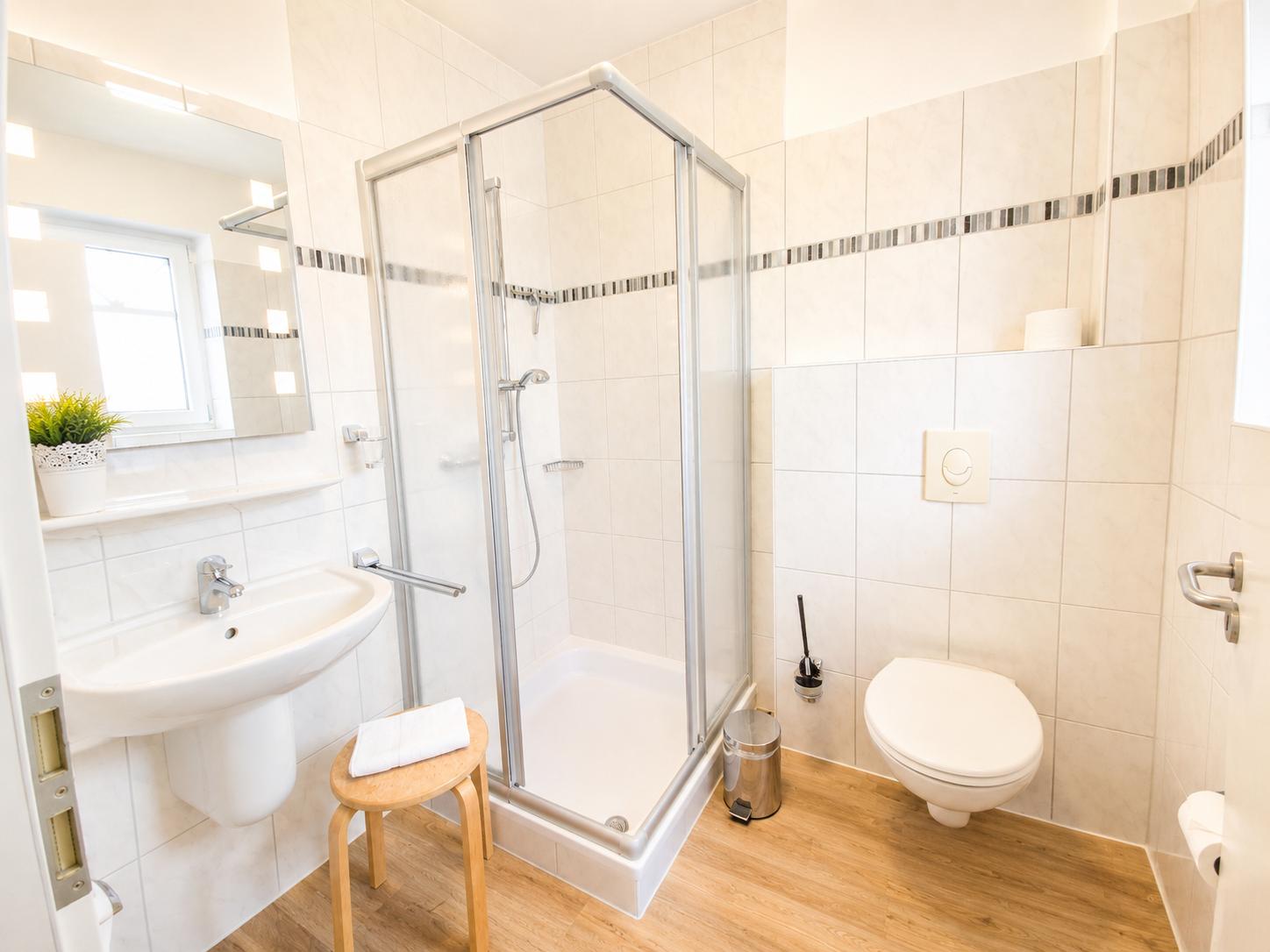 Badezimmer unten mit Dusche ...