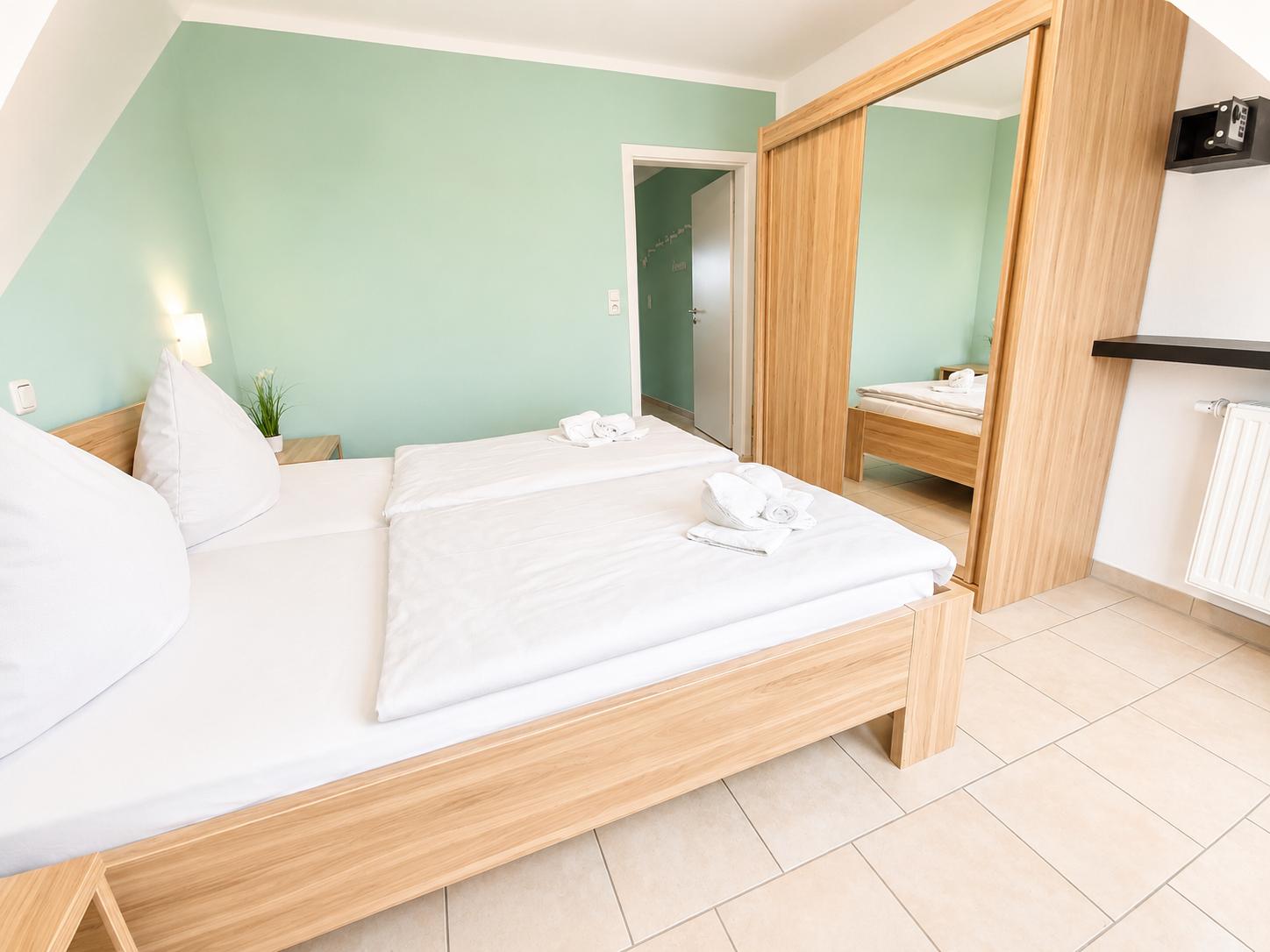 Elternschlafzimmer mit Schrank...