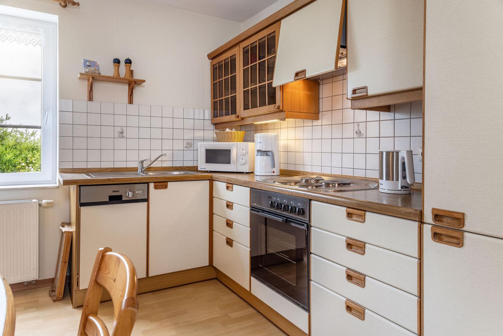 Küche mit Backofen und Geschirrspülmaschine...