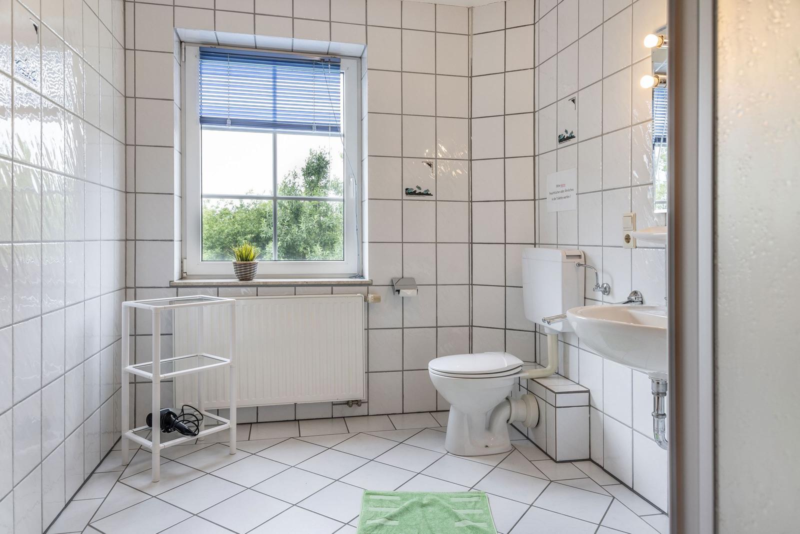 Badezimmer mit Dusche ...