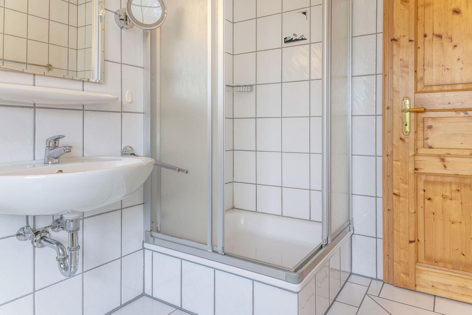 Badezimmer mit Dusche ...