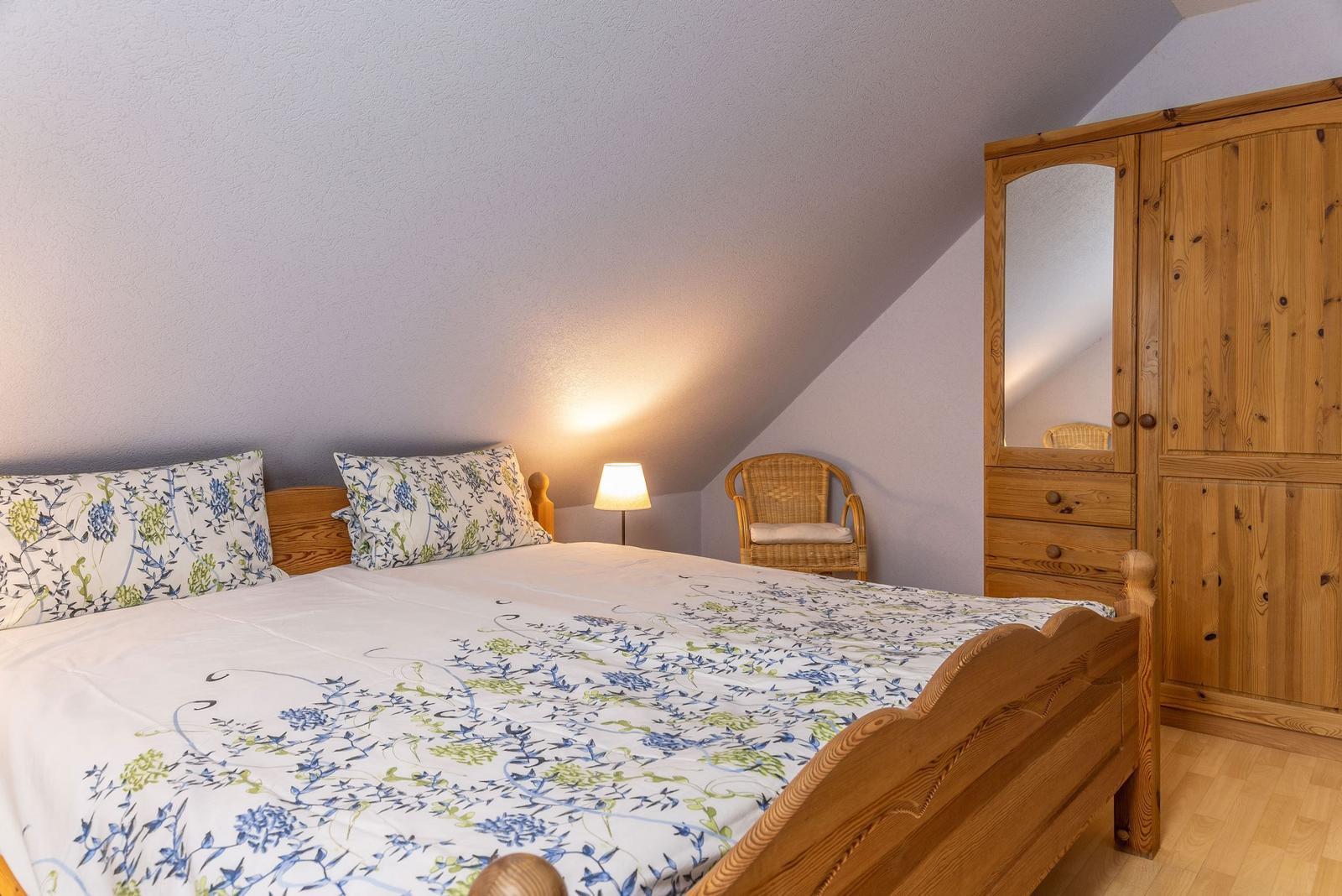 Elternschlafzimmer mit Schrank...