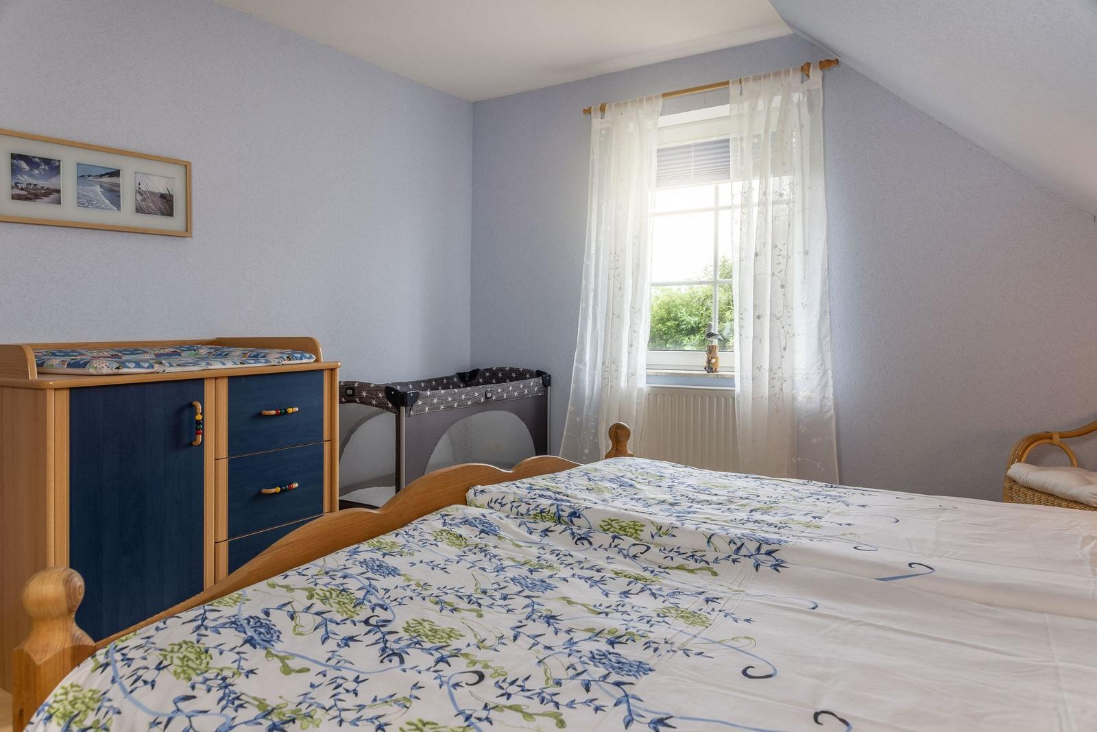 Elternschlafzimmer mit Wickelkommode...