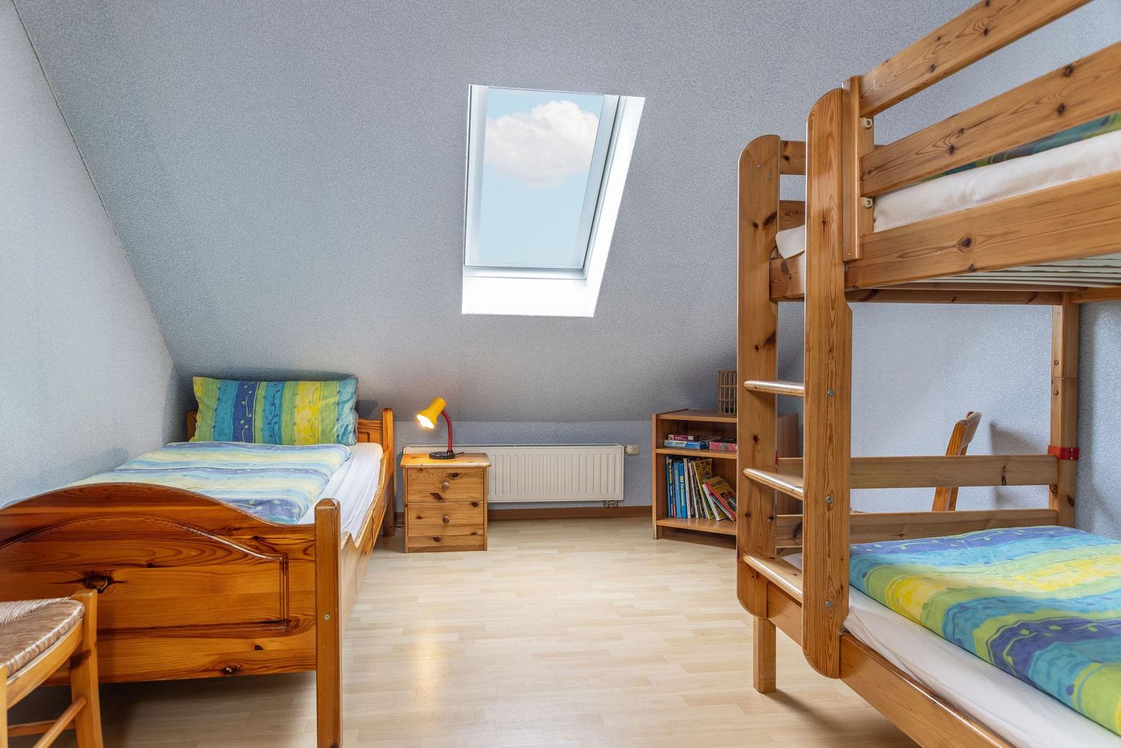 Zweites Schlafzimmer mit Hochbett und einem Einzelbett...