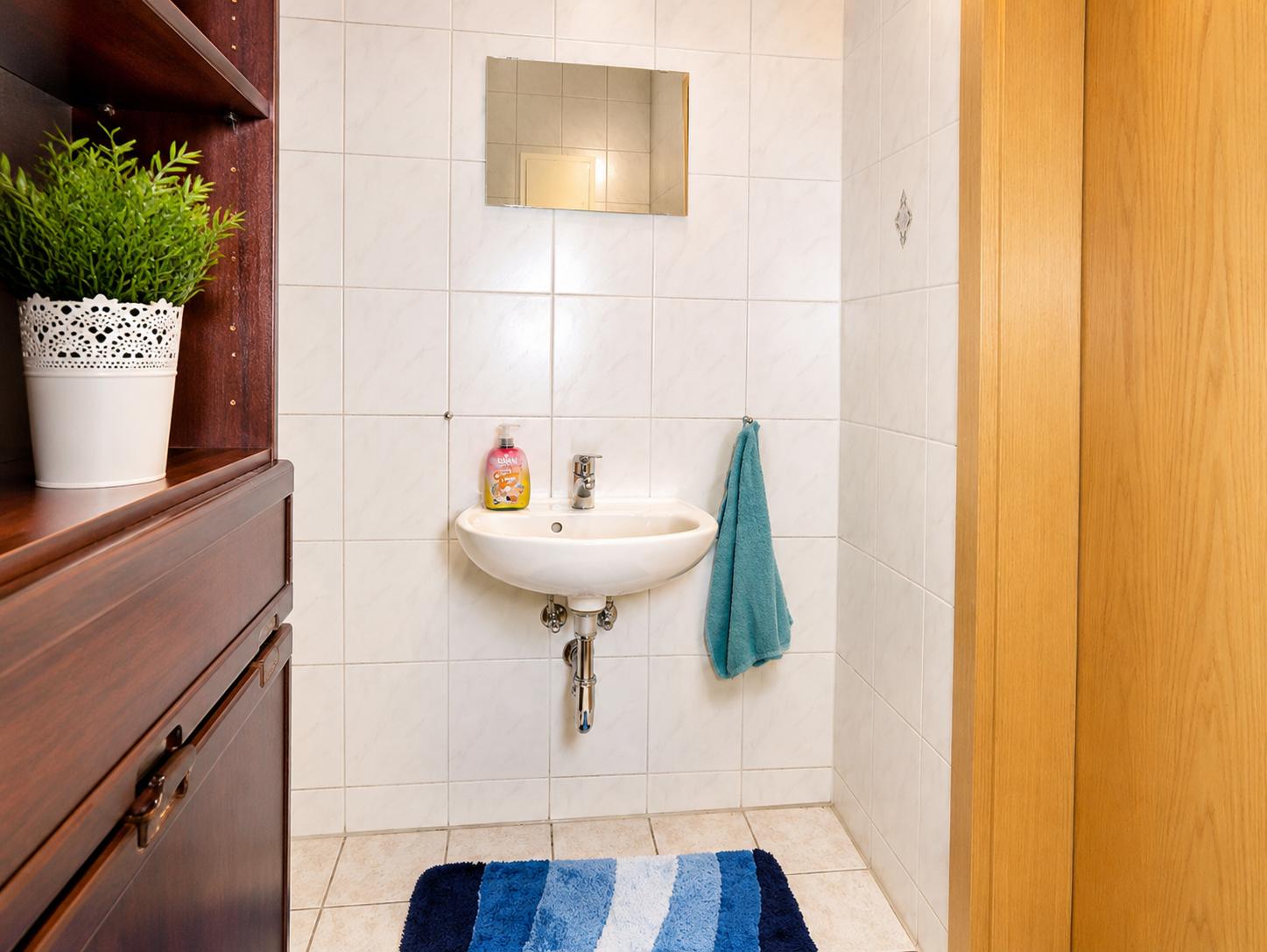 Waschbecken im separaten Badezimmer...