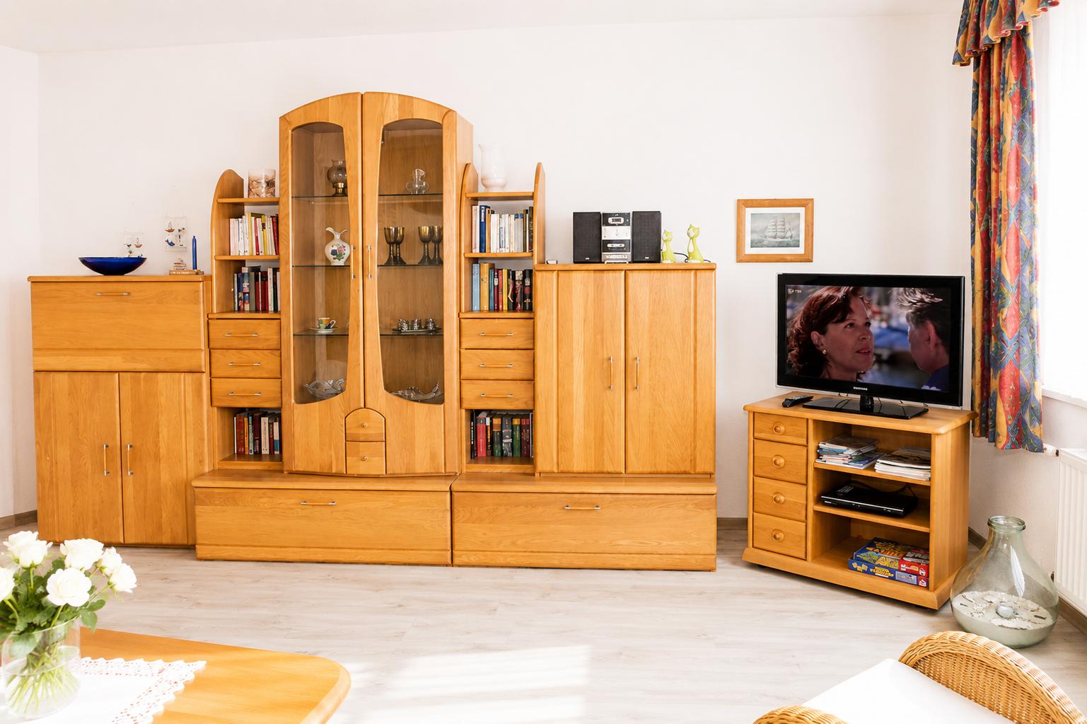 Wohnwand mit Fernseher...