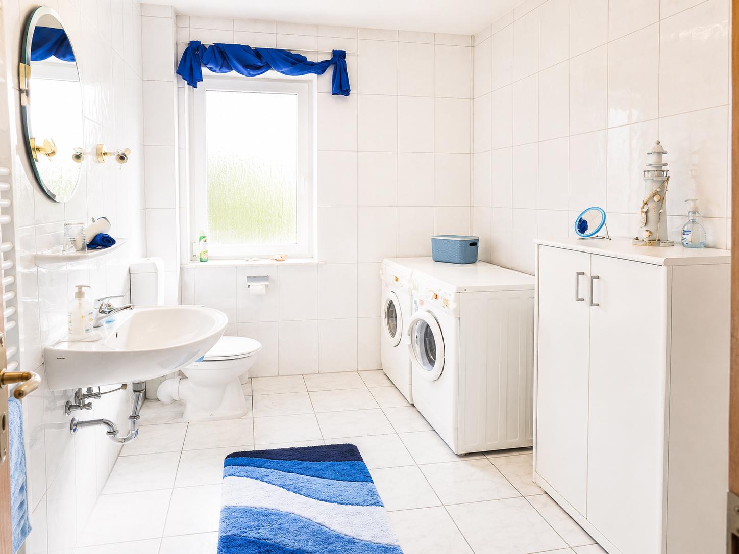 Großes Badezimmer mit Dusche...