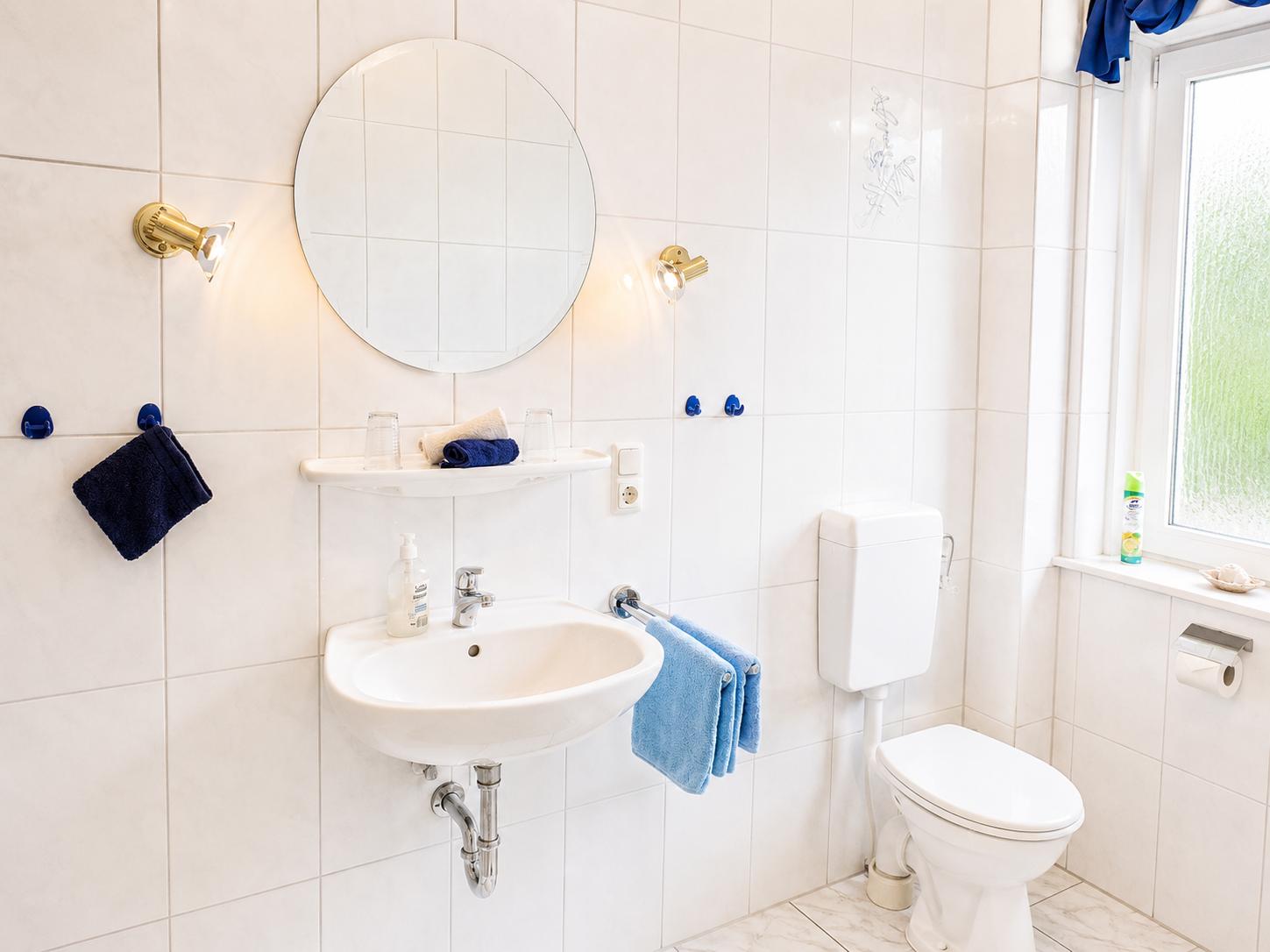 Waschbecken und Toilette im großen badezimmer...