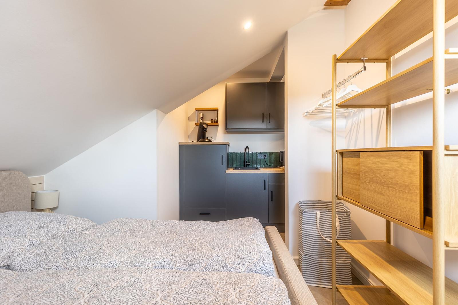 Schlafzimmer mit kleiner Küche und Kleiderschrank