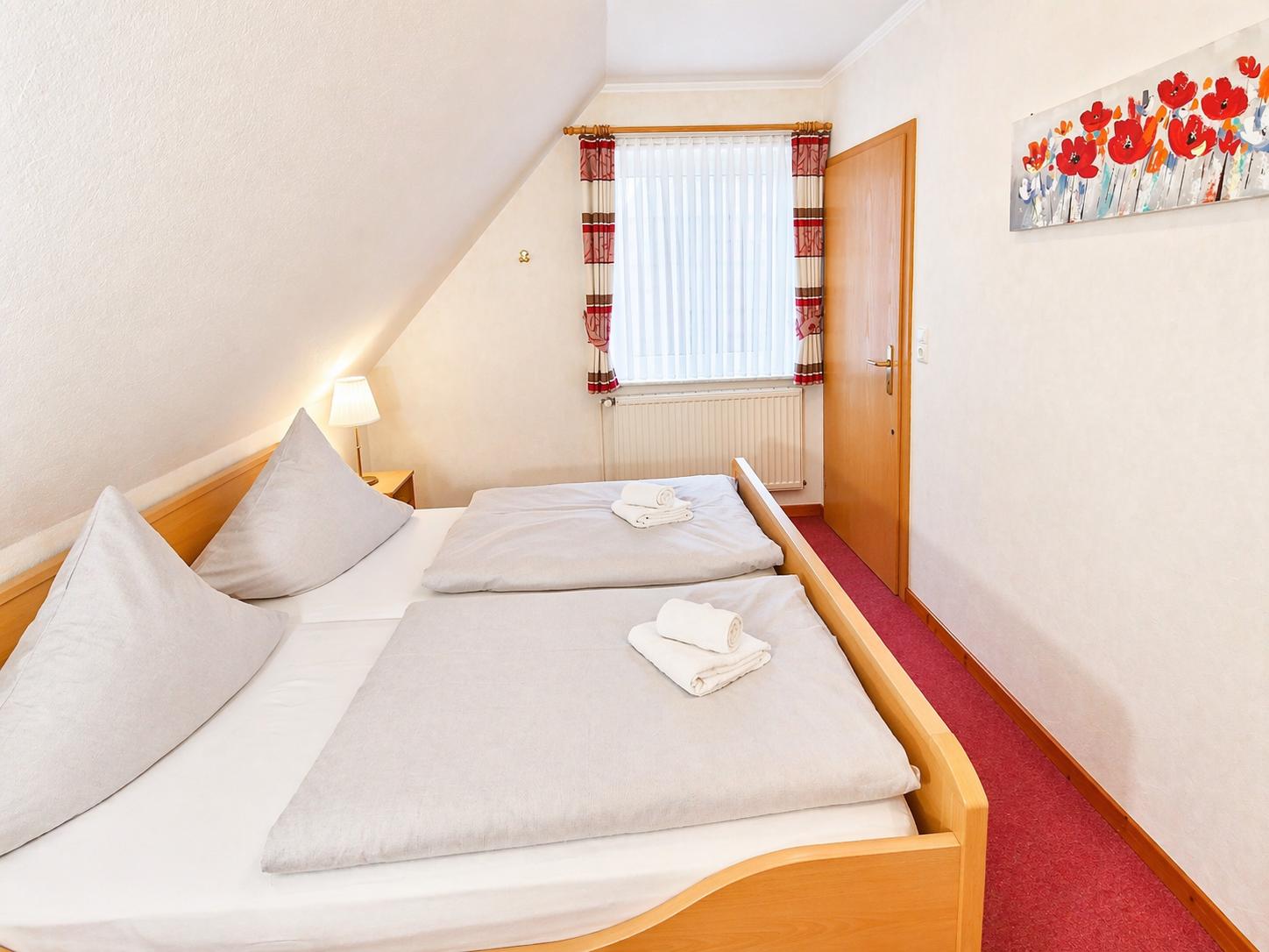 Schlafzimmer mit Fenster Richtung Balkon...