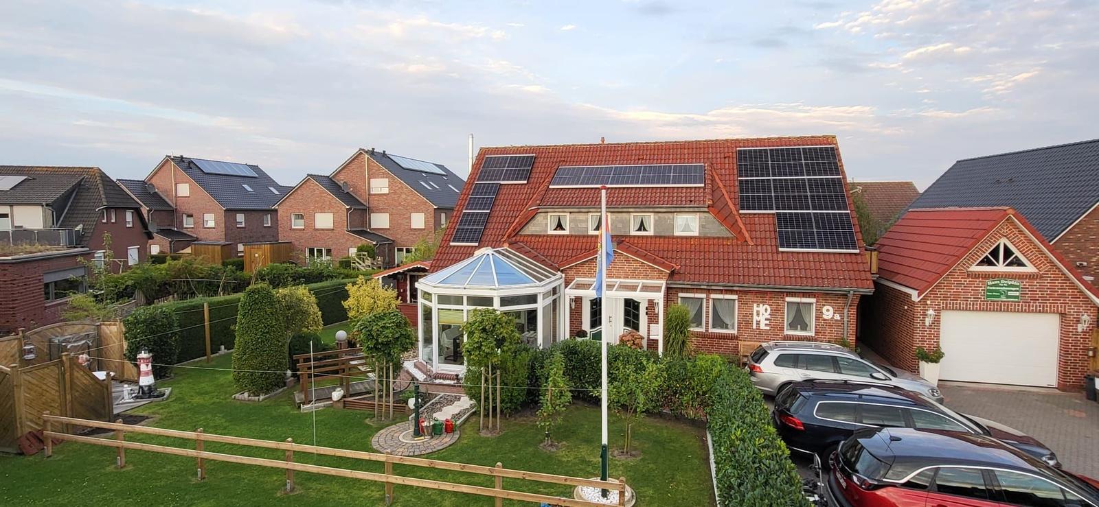 Luftaufnahme mit Parkplatz am Haus...